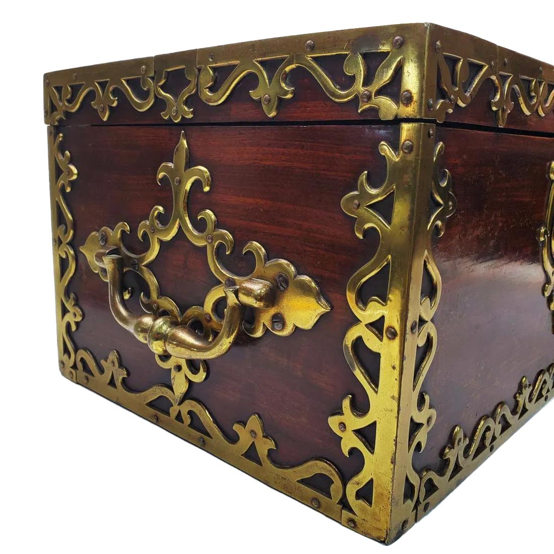 Caja fuerte de caoba montada en latón del siglo XVIII con bandeja interior con cerradura de muelle Georgiano en venta