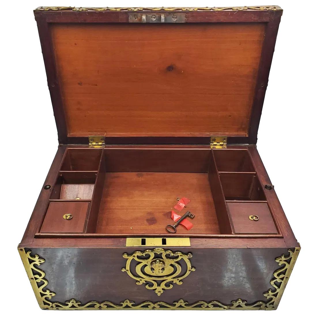 Caja fuerte de caoba montada en latón del siglo XVIII con bandeja interior con cerradura de muelle siglo XVIII y antes en venta