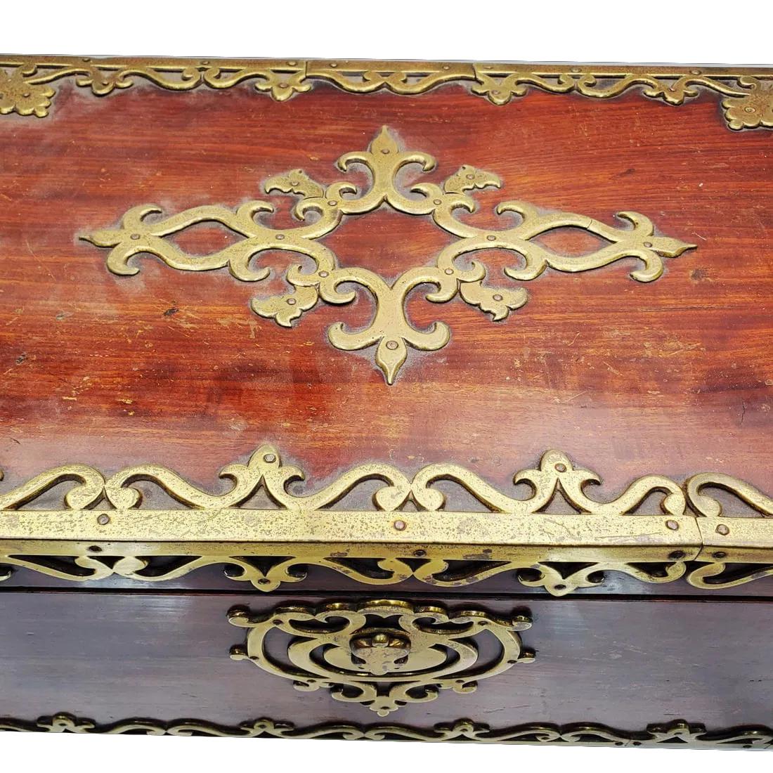 Caja fuerte de caoba montada en latón del siglo XVIII con bandeja interior con cerradura de muelle Latón en venta