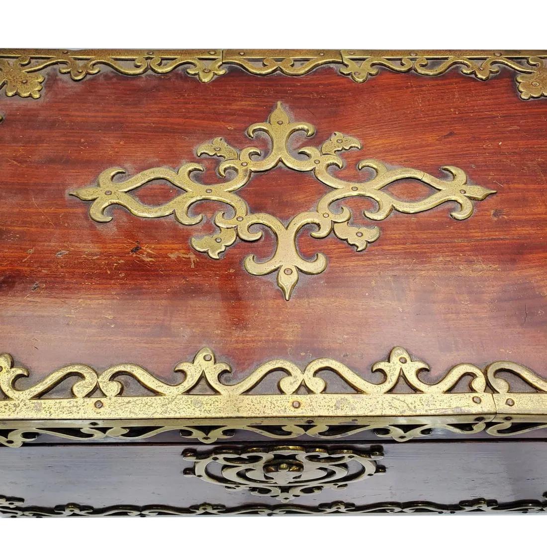 Caja fuerte de caoba montada en latón del siglo XVIII con bandeja interior con cerradura de muelle en venta 1