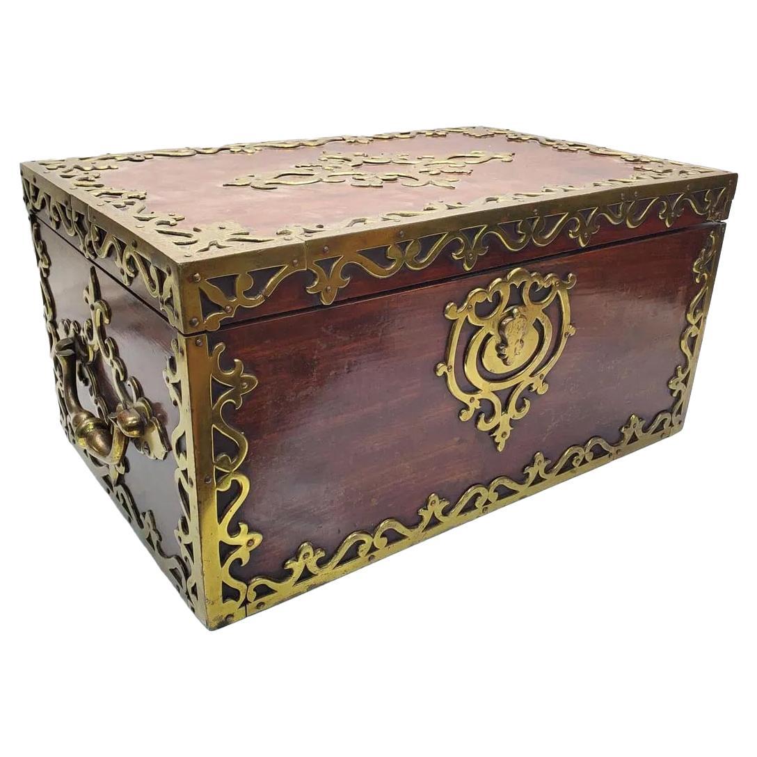 Caja fuerte de caoba montada en latón del siglo XVIII con bandeja interior con cerradura de muelle