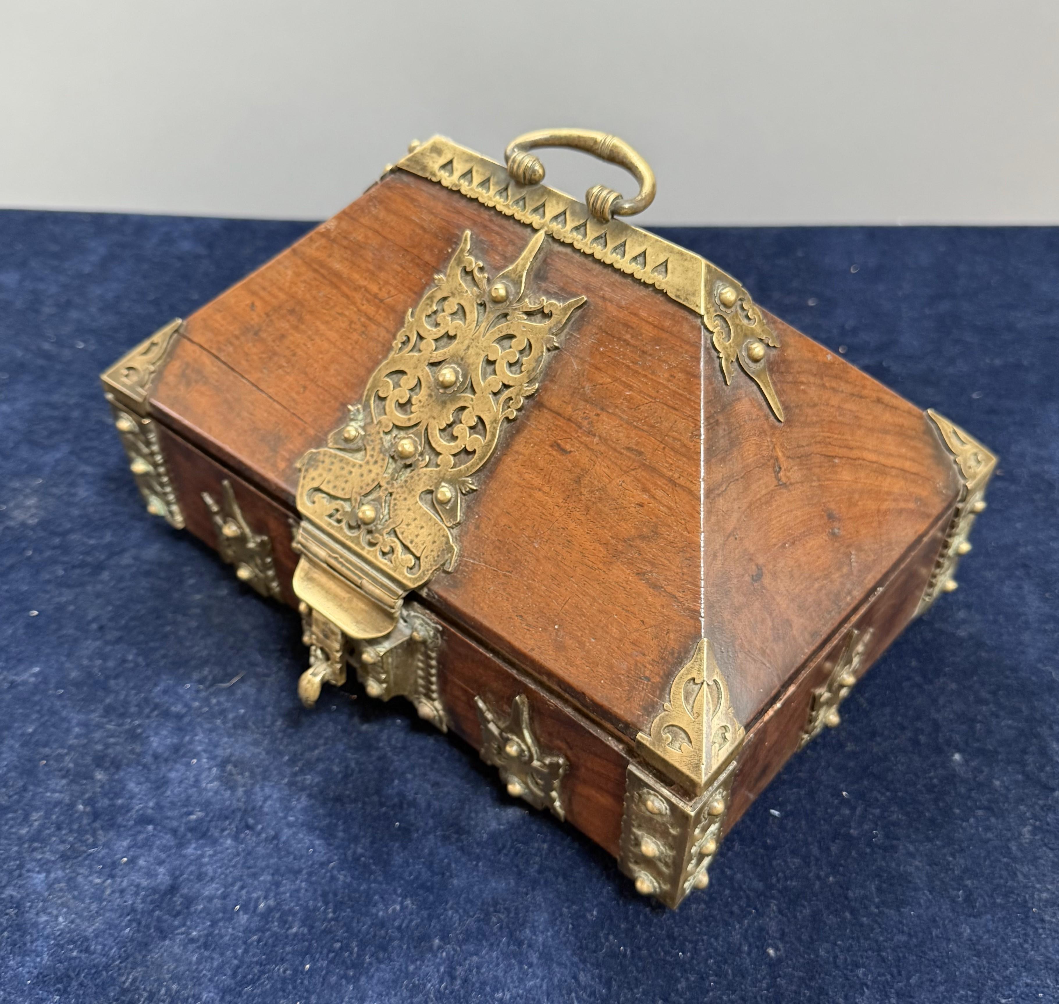 Artisanat indien exquis en teck avec des décorations en laiton sur une surface patinée. Les ferrures en laiton sont battues à la main, ce qui témoigne du savoir-faire exceptionnel des artisans qui l'ont créé. Petite taille inhabituelle. Fabriqué à