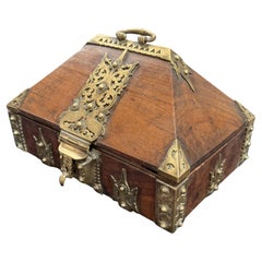 Caja de dote "Matrimonio" del siglo XVIII, montada en latón