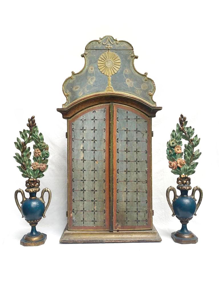 Solid carved and painted wood shrine and a pair of amphoras with flowers.
Collector's piece ! Full with flowers and details. Lovely pieces !
- Dimensions shrine: 31.7 inches H x 15 1/2 inches W x 8.2 inches D.
- Pair of amphoras:  19 1/2 inches H or
