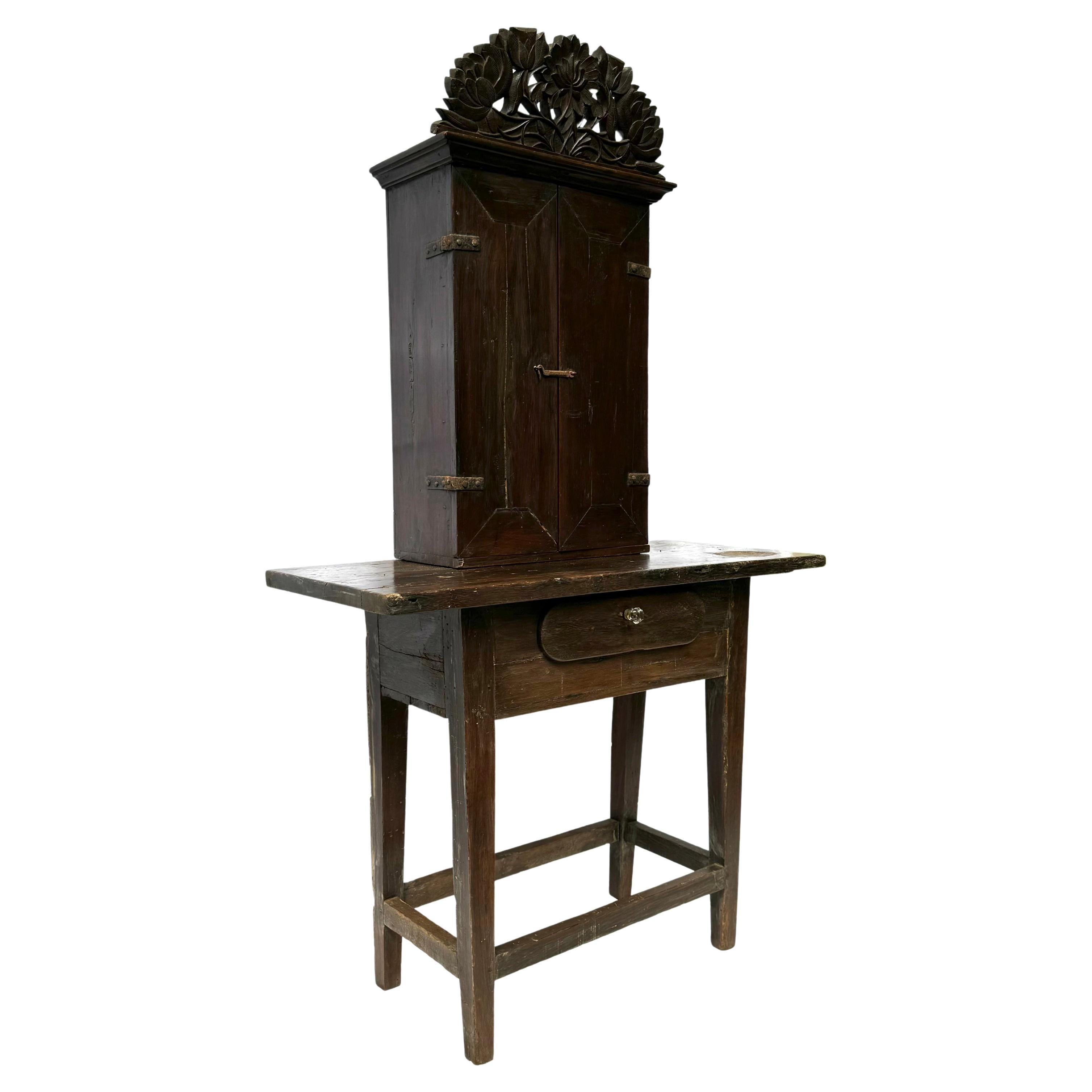 Santuario coloniale brasiliano dell'inizio del XVIII secolo con tavolo coloniale brasiliano della fine del XVIII secolo
 Questo squisito santuario brasiliano di Coloni, risalente agli inizi del XVIII secolo, presenta un elegante interno ad arco