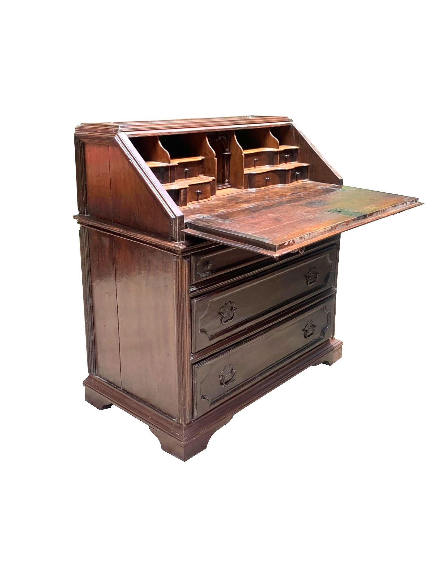 Ce rare et monumental bureau / commode, provient du XVIIIe siècle, période marquée par l'épanouissement du baroque brésilien dans la région historique du Minas Gerais. Fabriquée à la main dans la ville de Sabará, cette pièce exquise illustre