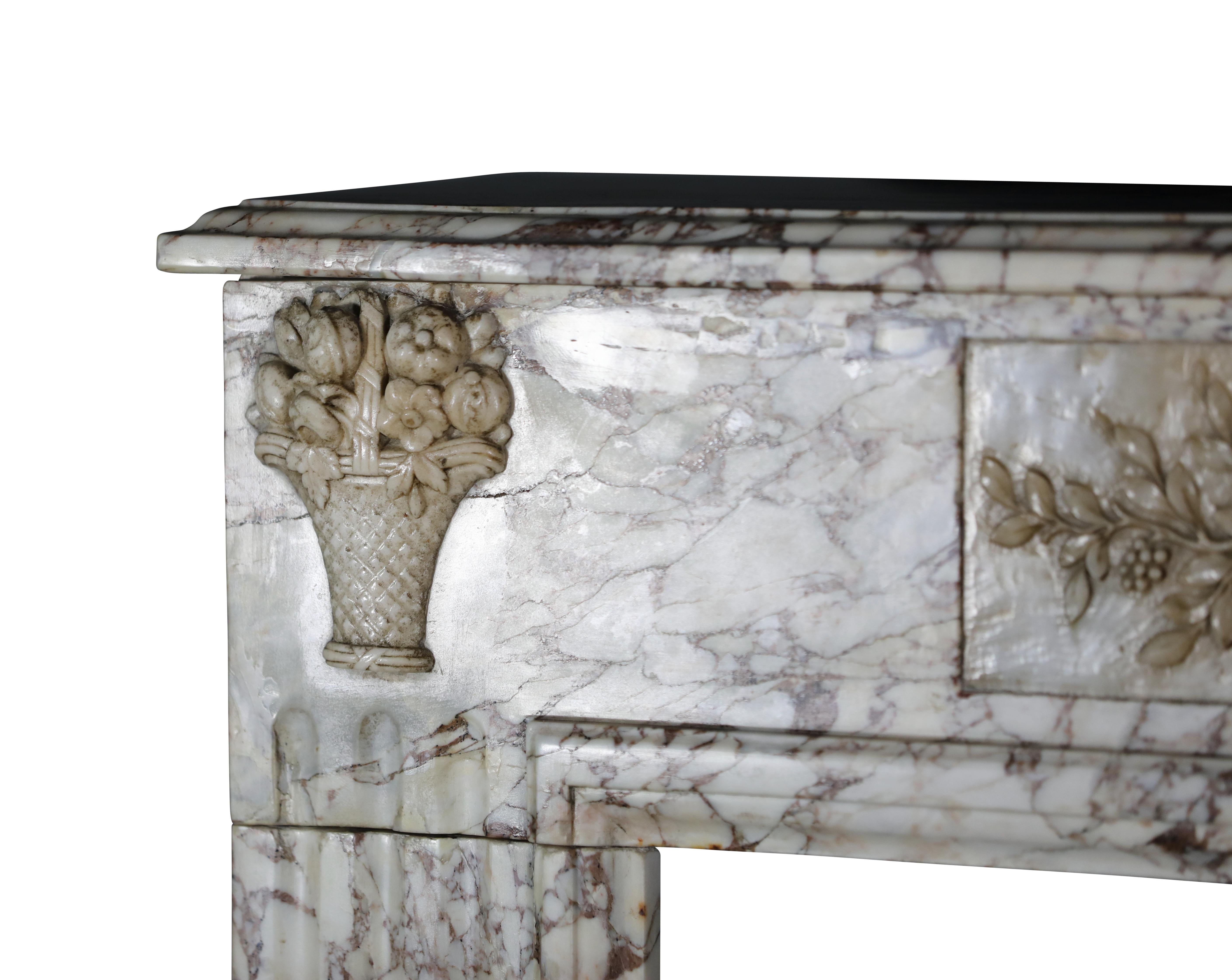 Camino in marmo brecciato del XVIII secolo per un design di lusso personalizzato in vendita 4