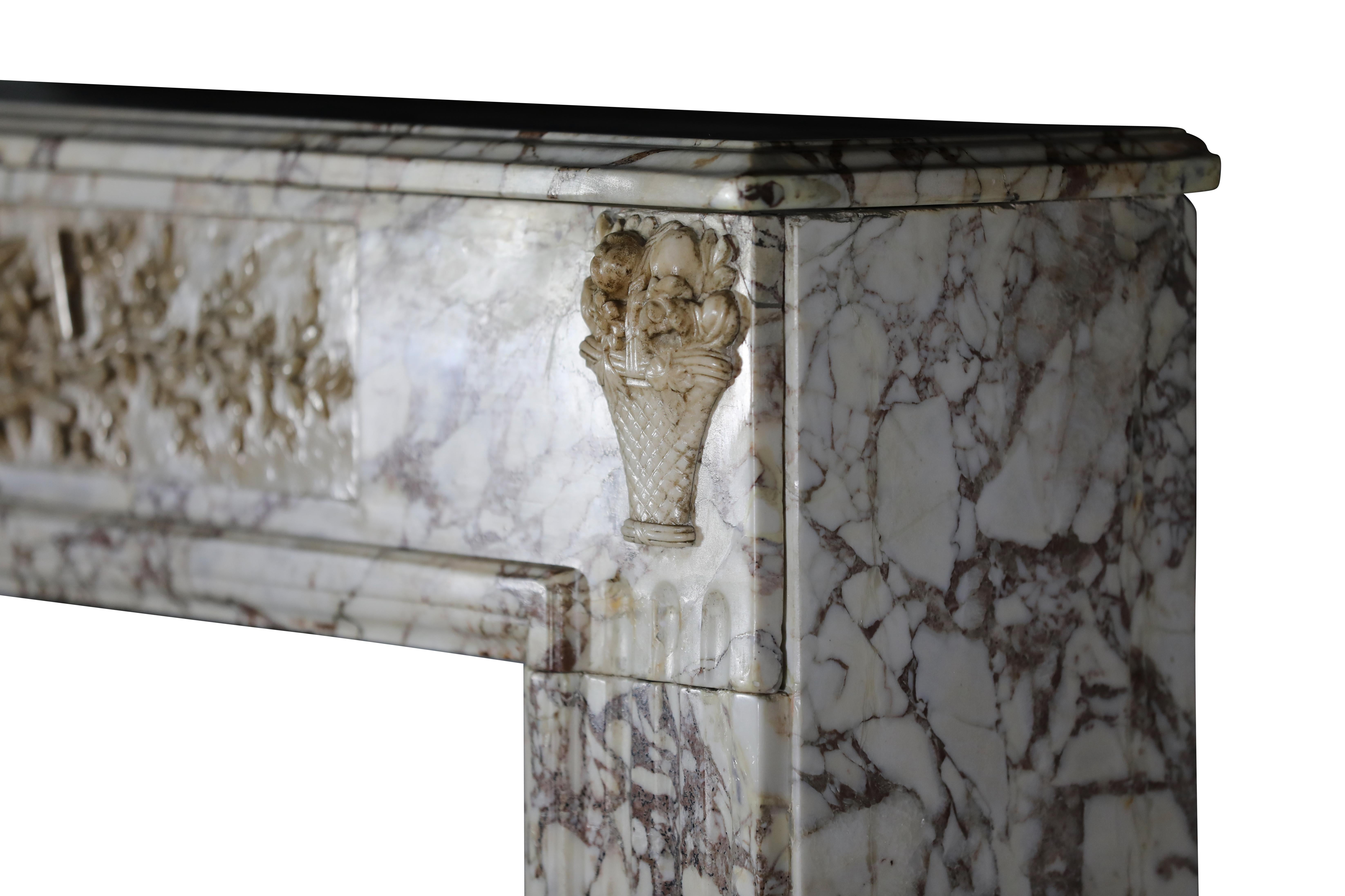 Camino in marmo brecciato del XVIII secolo per un design di lusso personalizzato in vendita 6