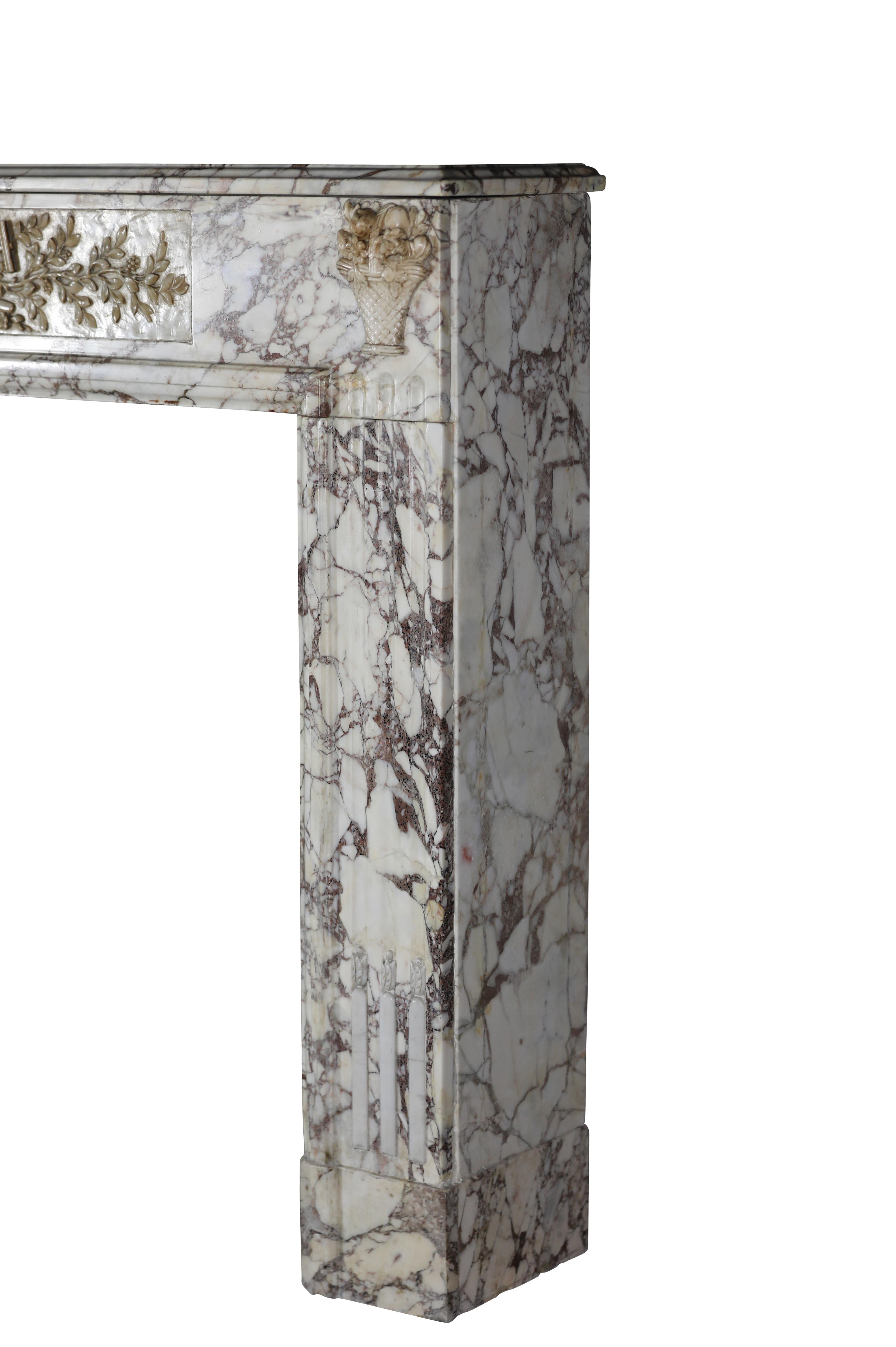 Camino in marmo brecciato del XVIII secolo per un design di lusso personalizzato in vendita 8