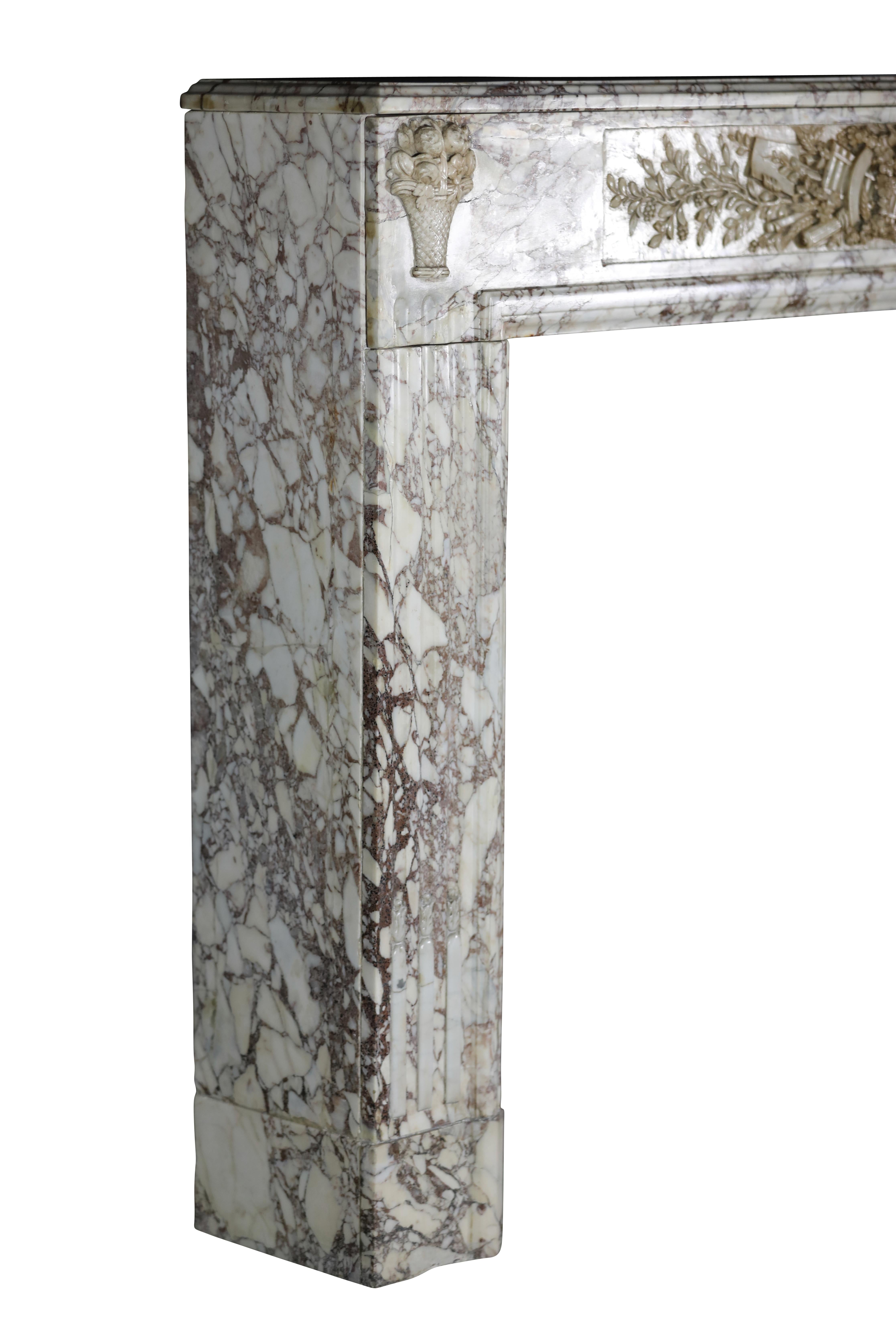 Camino in marmo brecciato del XVIII secolo per un design di lusso personalizzato in vendita 12