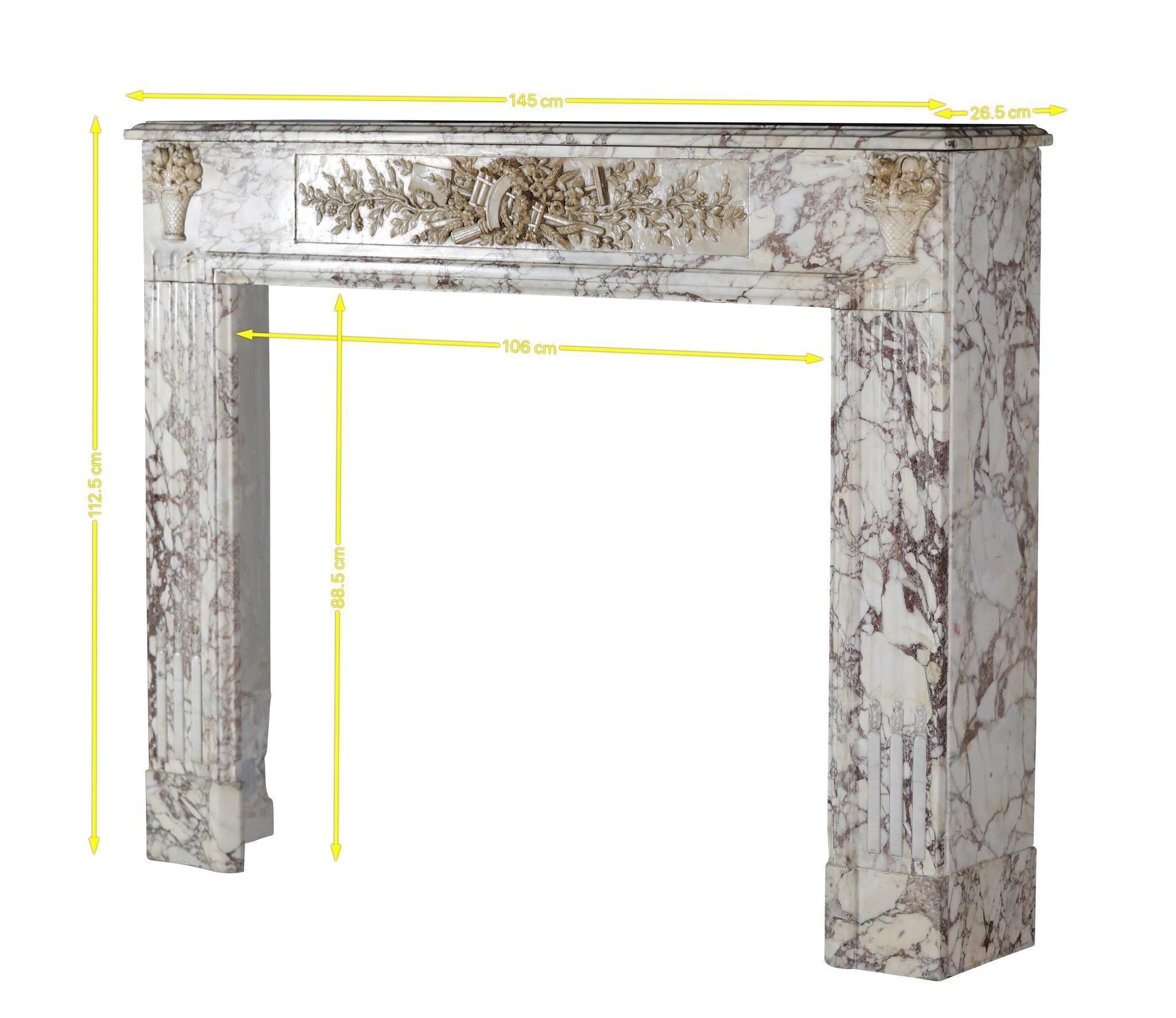 Fenomenale cornice del camino in marmo Brêche.
Questa magnifica cappa per camino mette in mostra l'eleganza senza tempo del marmo bianco, ornato da intricate venature nelle tonalità del viola, del marrone, del grigio e dell'avorio che creano una