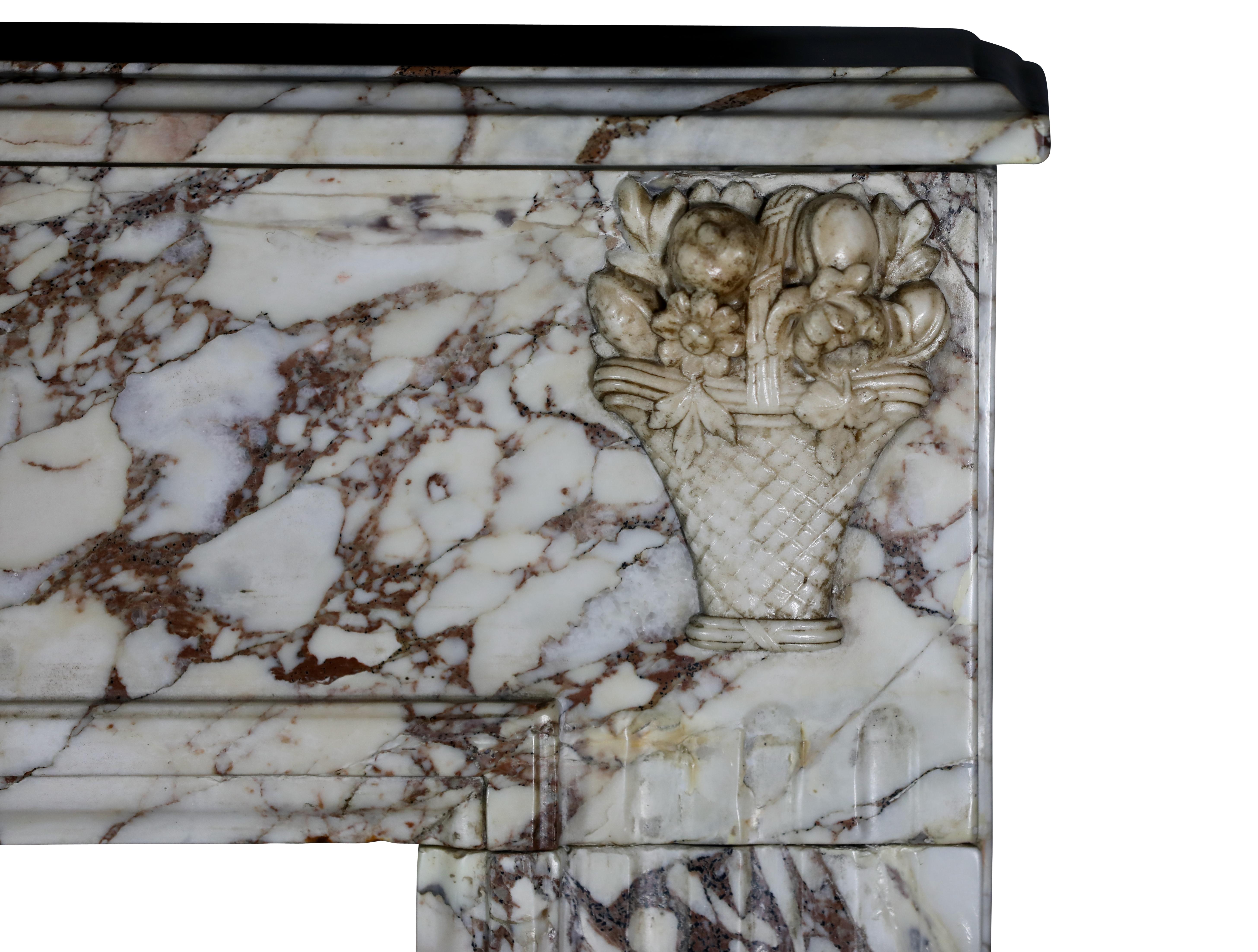 Camino in marmo brecciato del XVIII secolo per un design di lusso personalizzato in vendita 1
