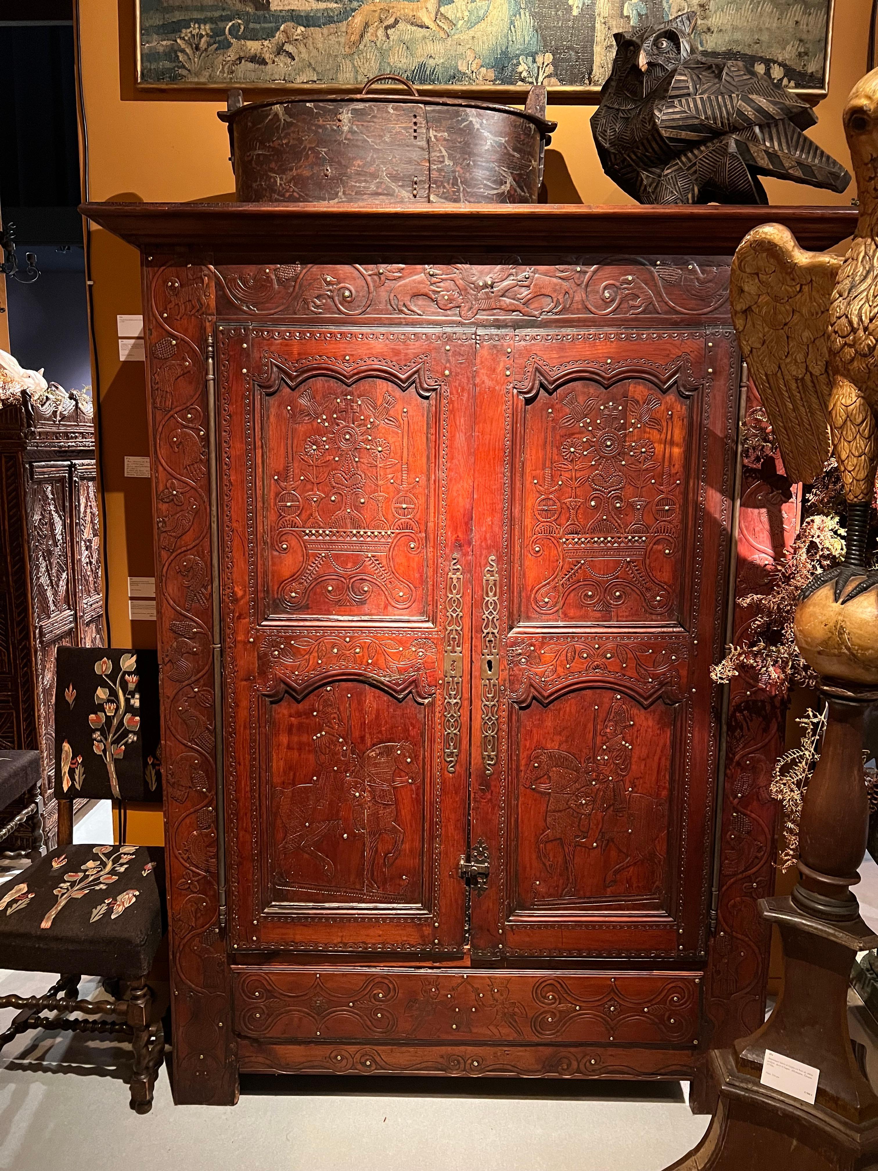 Dieser außergewöhnliche bretonische Schrank aus dem 18. Jahrhundert, der aus reichhaltig gefärbtem Kastanienholz gefertigt ist, ist ein echtes Zeugnis der Kunstfertigkeit der Region Guémené-sur-Scorff. Die natürlichen Rottöne der Kastanie werden