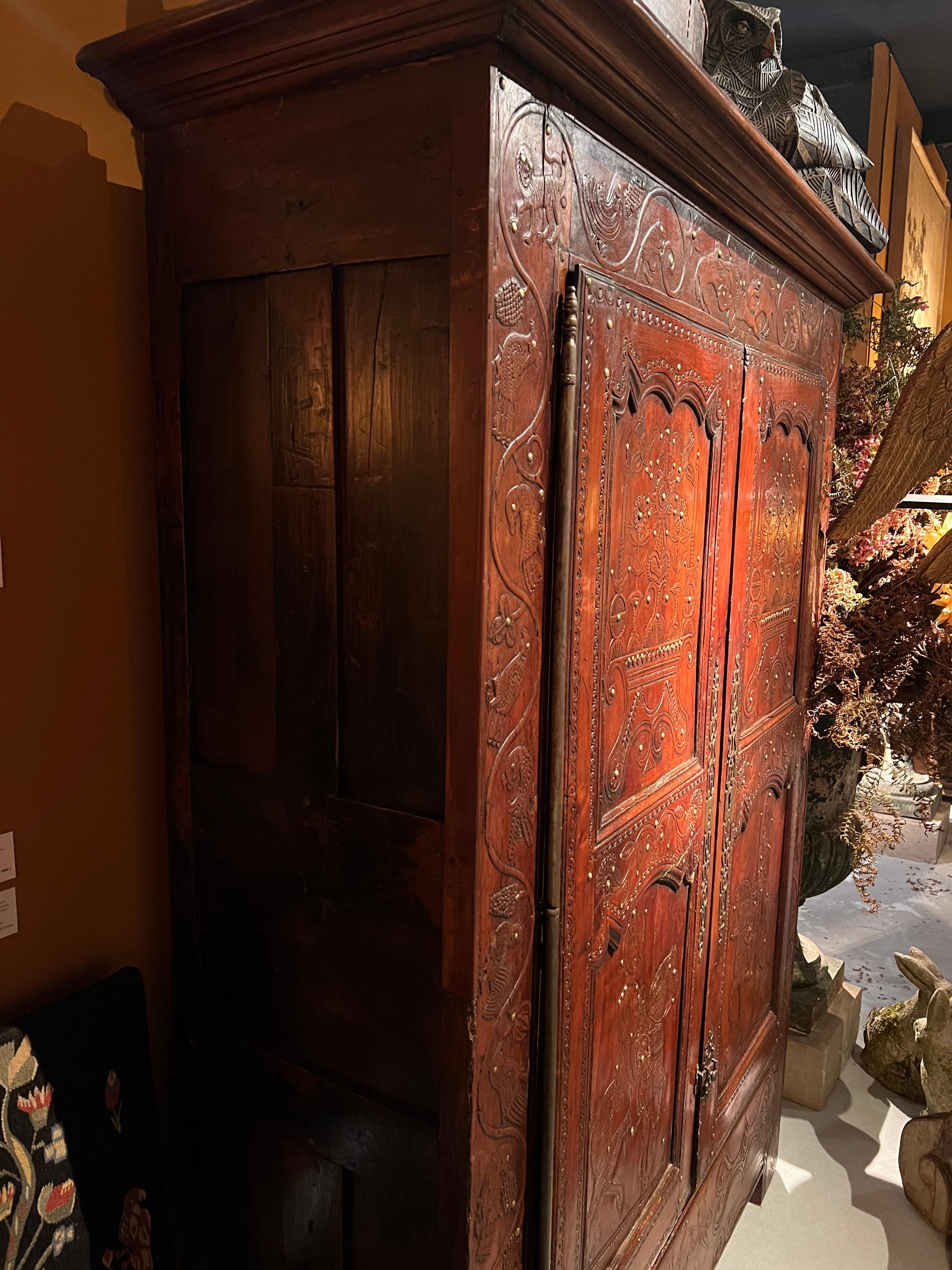 Bretonischer Kastanienschrank aus dem 18. Jahrhundert mit geschnitztem Dekor, ergänzt durch Nägel (Französische Provence)