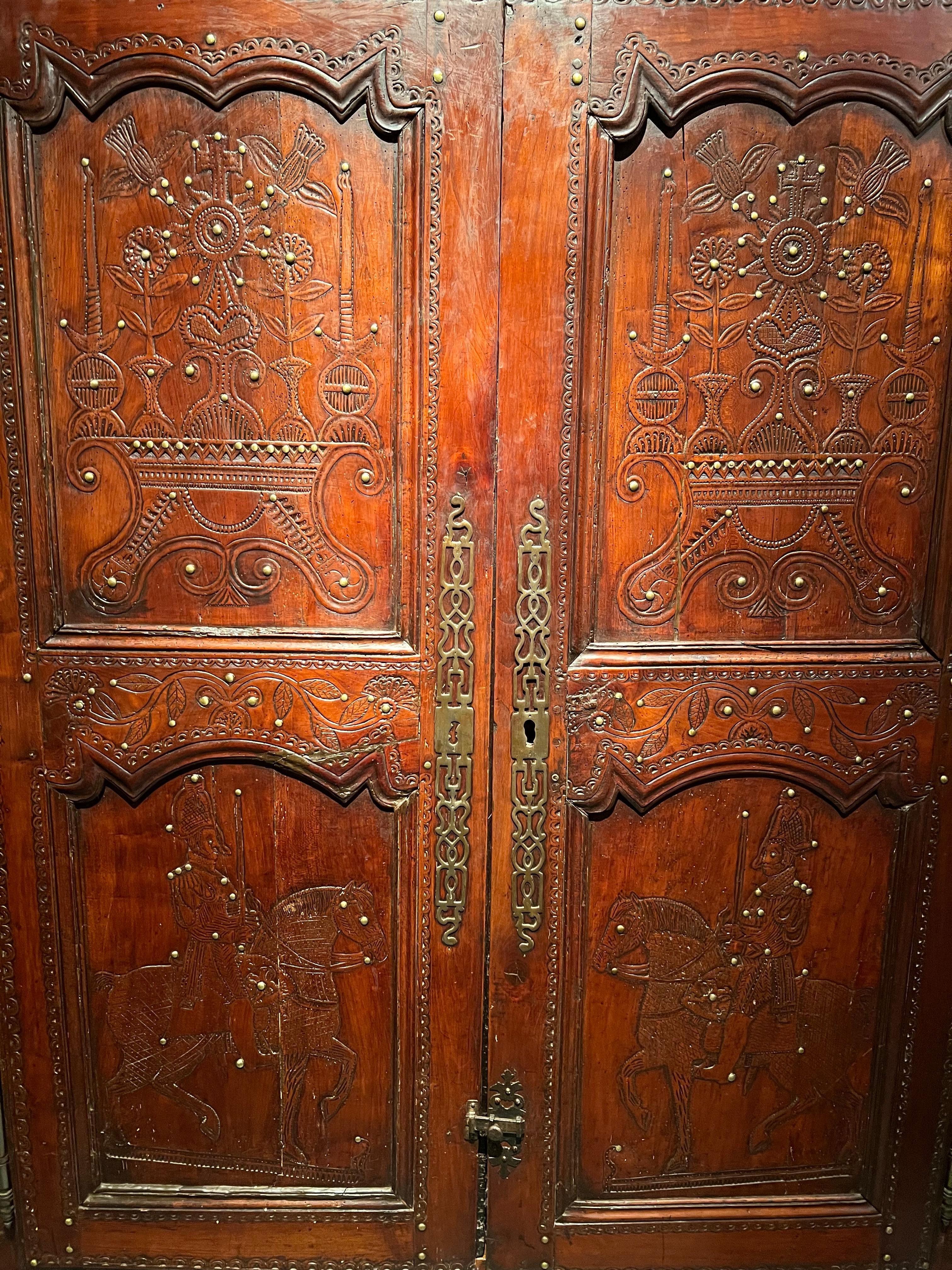 Bretonischer Kastanienschrank aus dem 18. Jahrhundert mit geschnitztem Dekor, ergänzt durch Nägel (Handgeschnitzt)