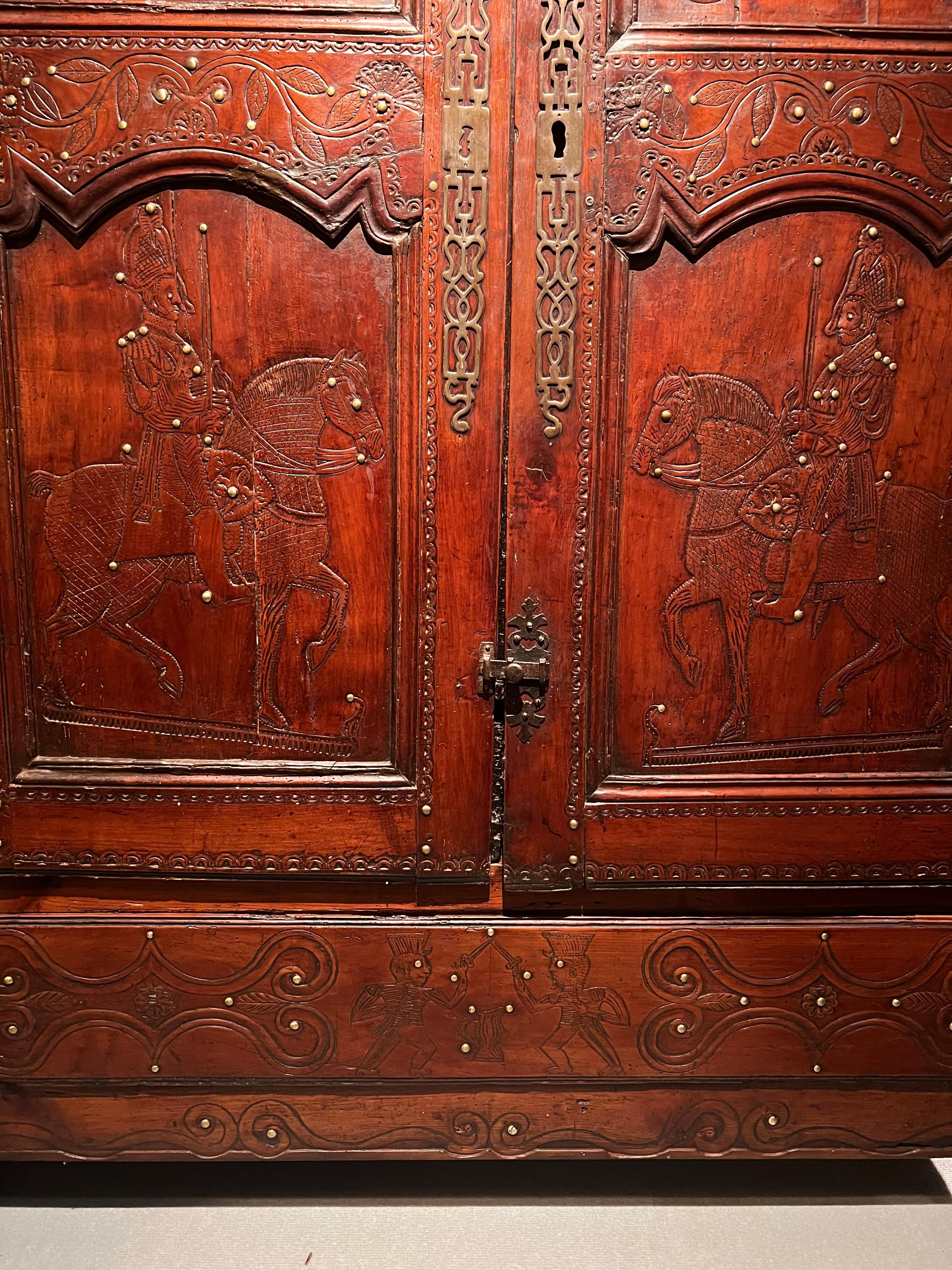Bretonischer Kastanienschrank aus dem 18. Jahrhundert mit geschnitztem Dekor, ergänzt durch Nägel (Kastanienholz)