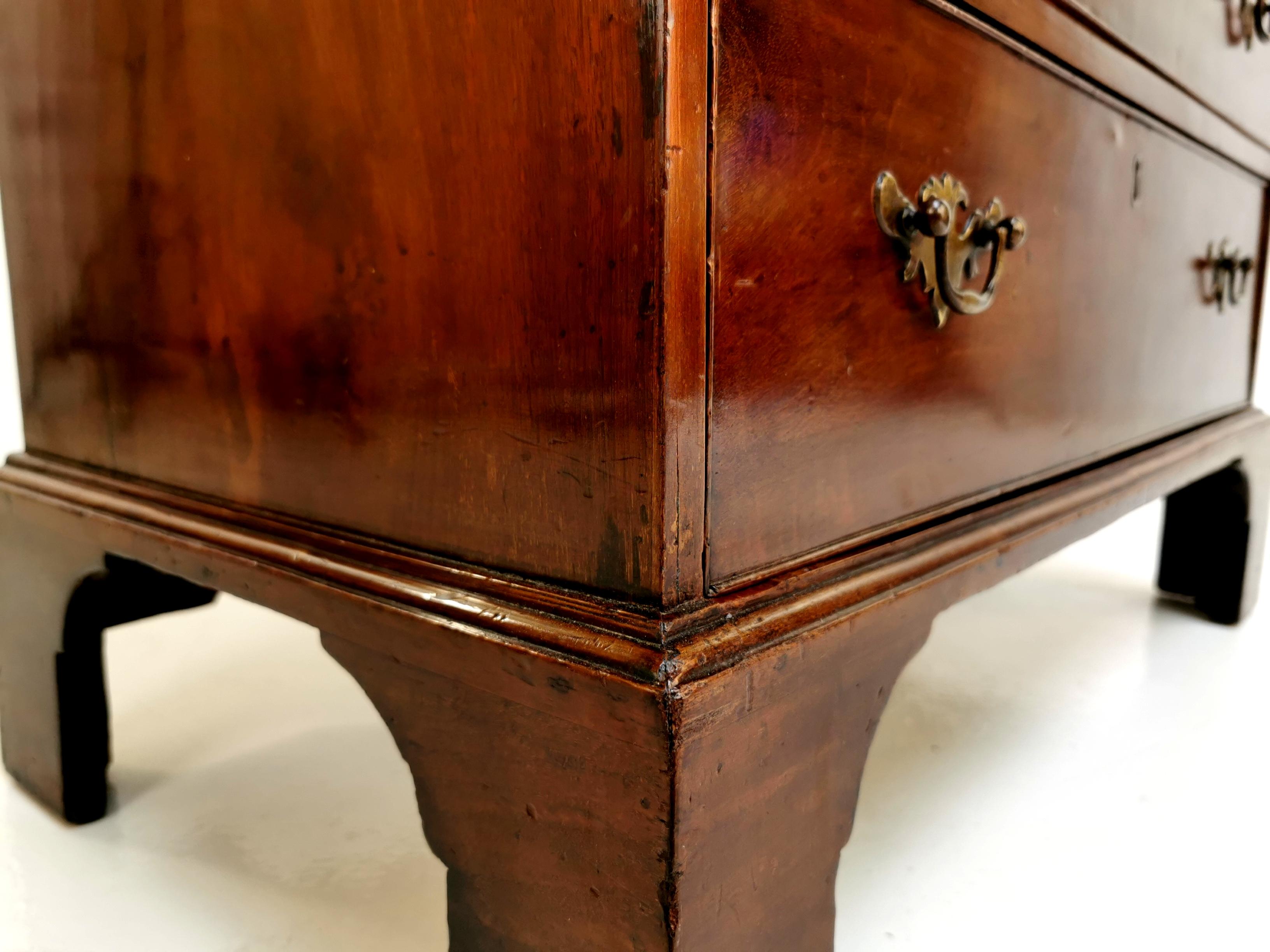 18th century bachelors 

This high quality late 1700s, Georgian bachelors chest of drawers is richly colored, its glean typical of the furniture associated with that period.

A Bachelor’s chest, it has a folding rectangular top, four long
