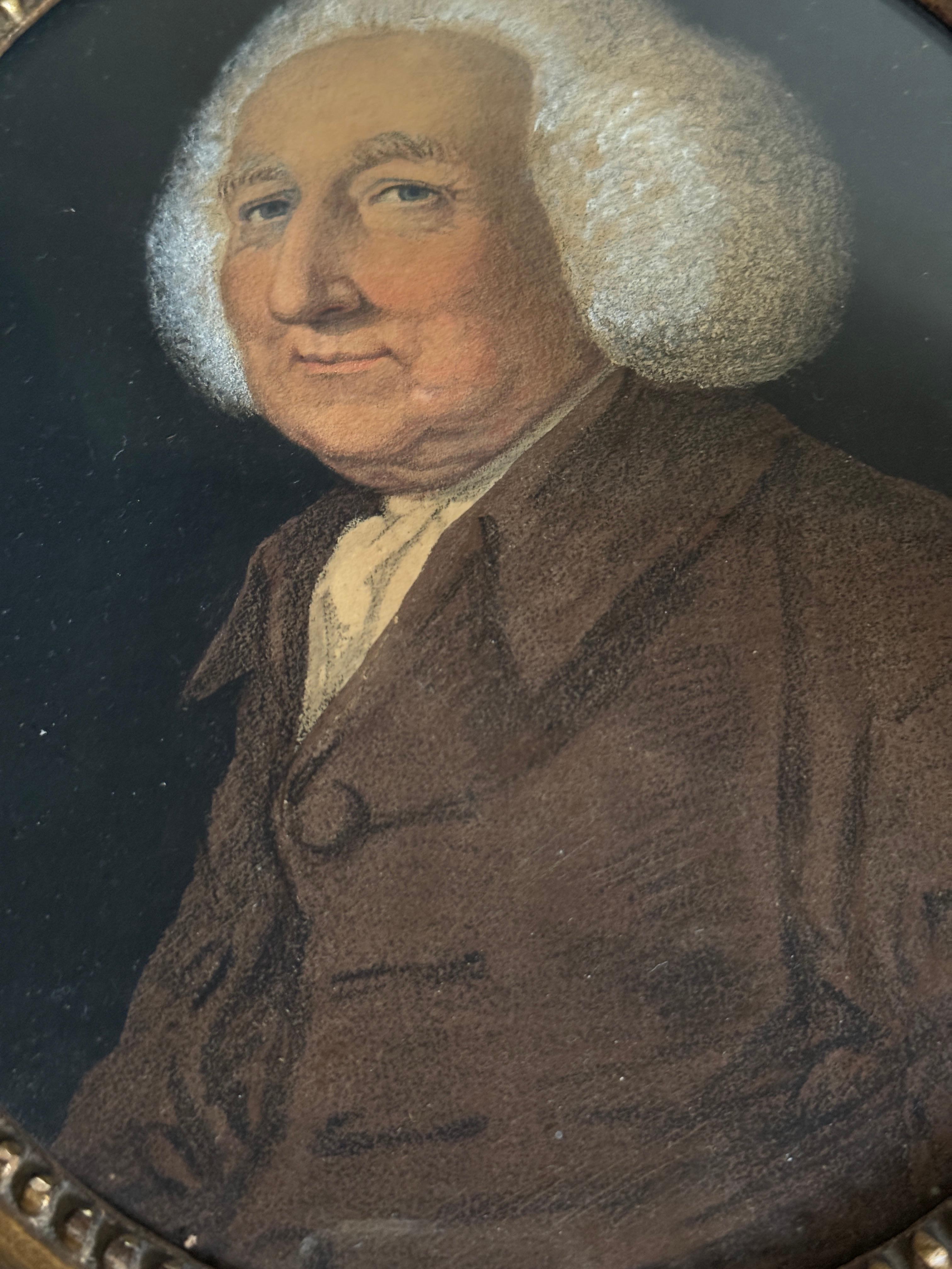 Portrait d'un gentleman de l'école britannique du XVIIIe siècle, encadré dans un cadre ovale de couleur sombre et d'or délavé. Portrait tête et épaules d'un homme à perruque. Pastel sur papier.

Taille du cadre 10.5