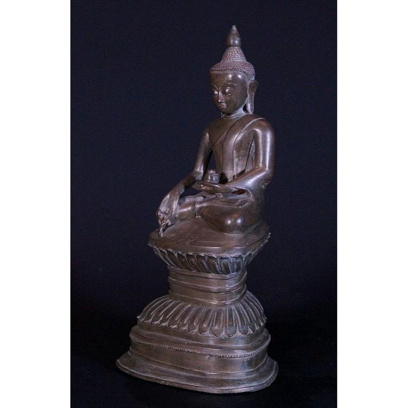 Material: bronze
42,5 cm high 
20,5 cm wide
Weight: 5.605 kgs
Ava style
Varada mudra
Originating from Burma
18th century
Very high quality !.

