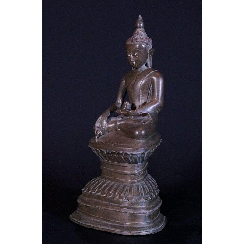 MATERIAL: Bronze
42,5 cm hoch 
20,5 cm breit
Gewicht: 5.605 kg
Ava Stil
Varada Mudra
Mit Ursprung in Birma
18. Jahrhundert
Sehr hohe Qualität !.

