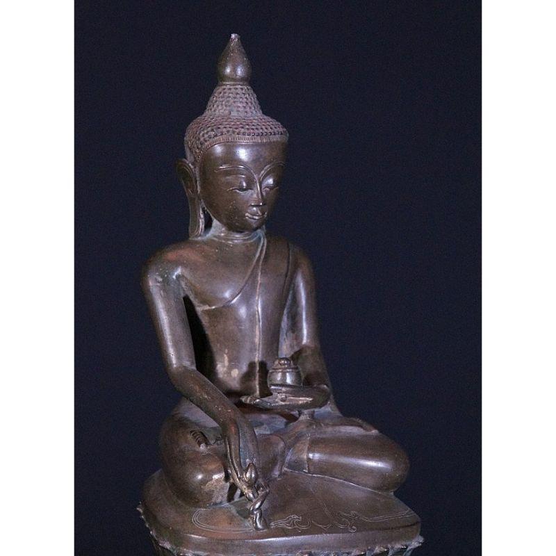 18th Century Bronze Ava Buddha Statue from Burma For Sale 2