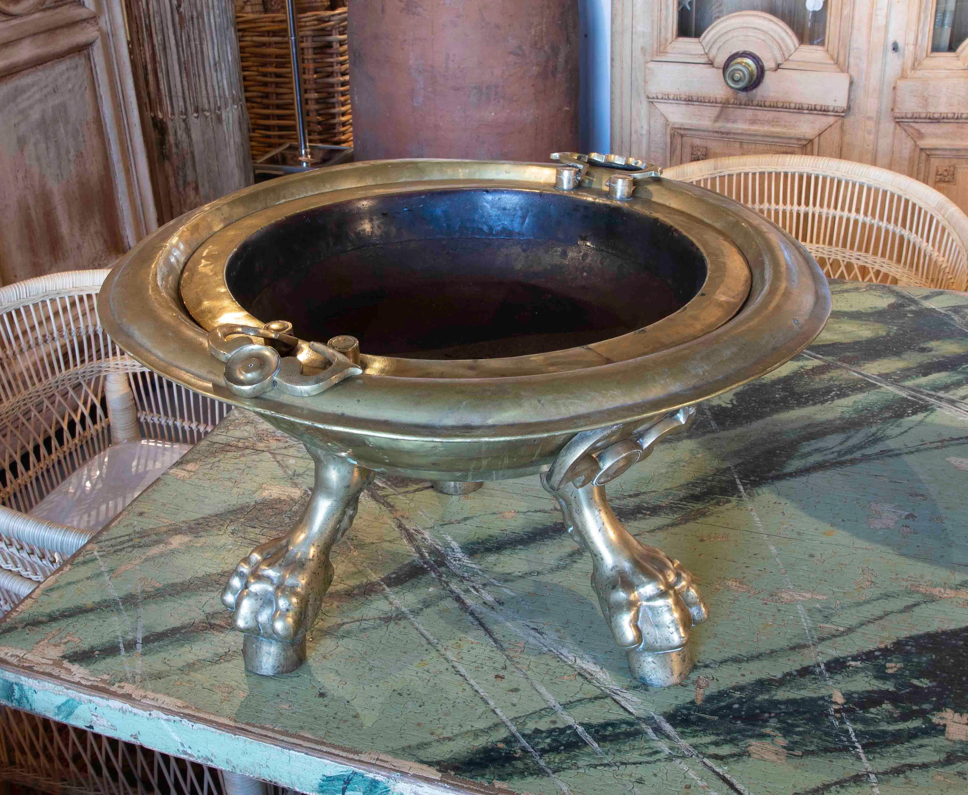 18th Century Bronze Brazier with Handles and Lion's Claw Legs  In Good Condition In Marbella, ES
