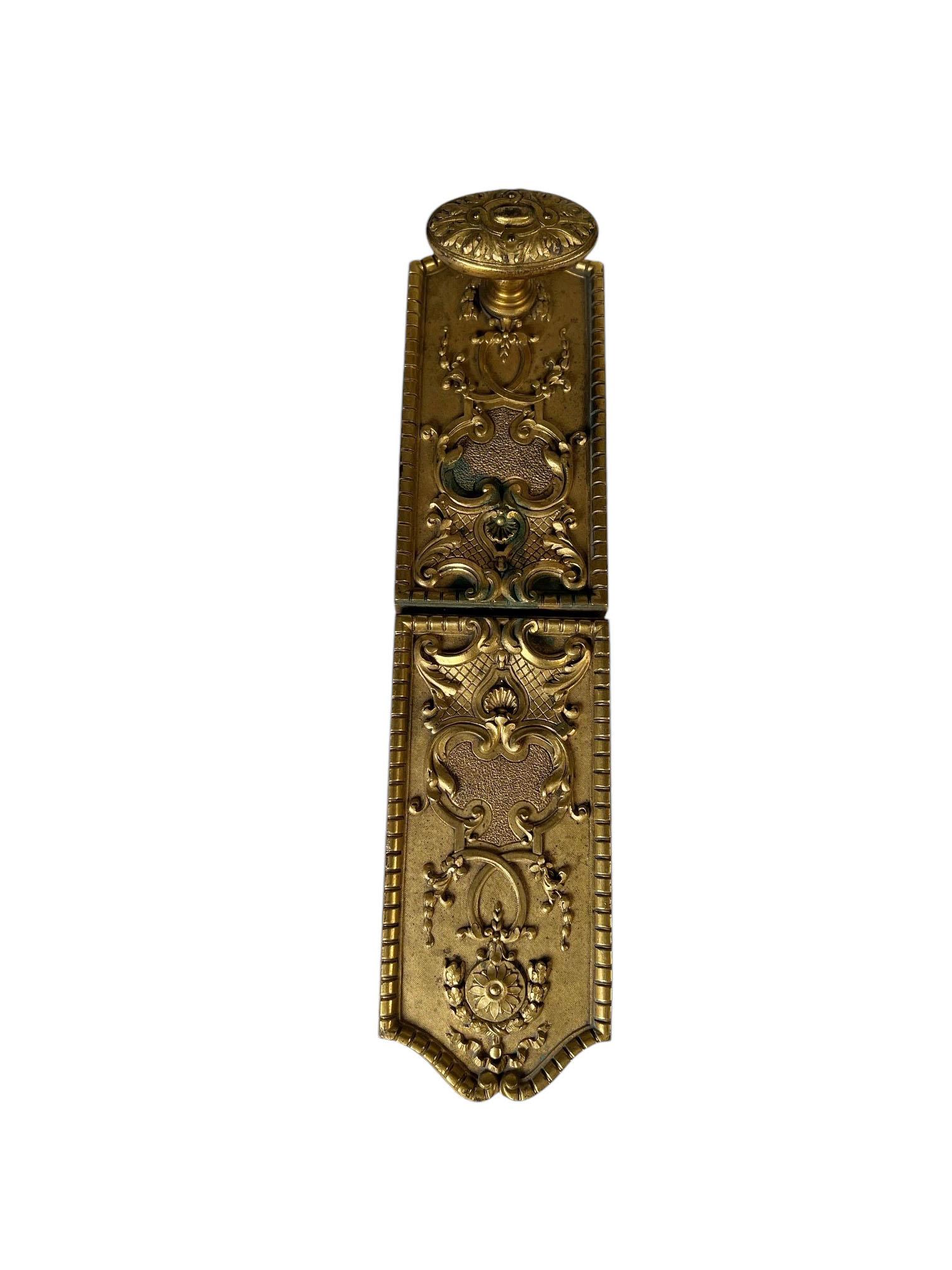 Ein bronzener Cremona-Bolzen aus dem 18. Jahrhundert, bei dem der Arbeitsmechanismus nicht vorhanden ist. Schöne helle Bronze dore Dekoration. Französisch, um 1780.
