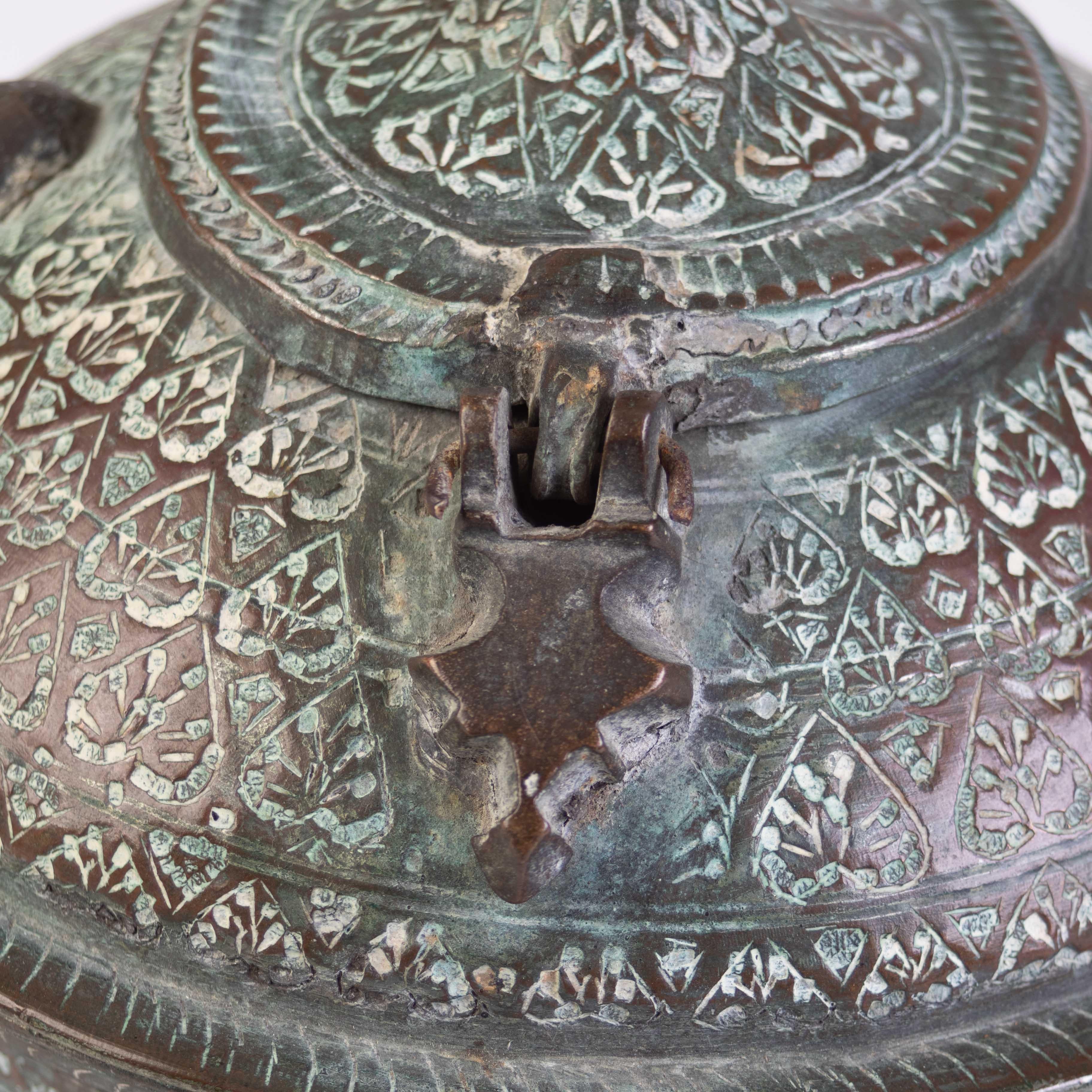 Samovar de bronce mogol de Cachemira del siglo XVIII en venta 8