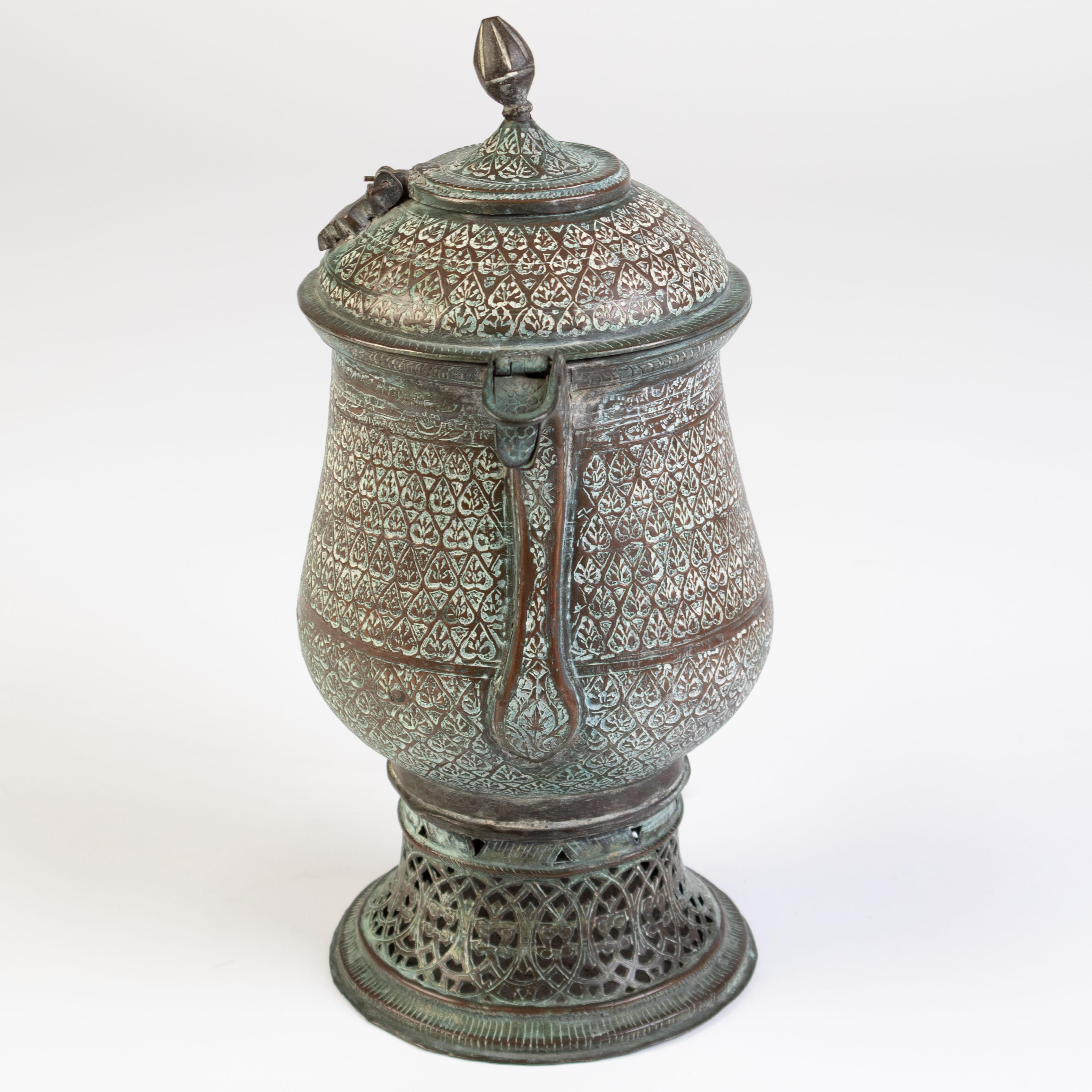 Este samovar de bronce mogol de Cachemira del siglo XVIII, una pieza histórica realmente extraordinaria, es un impresionante testimonio de la opulencia y el arte de la artesanía mogol. De intrincado diseño, este samovar presenta exquisitos detalles