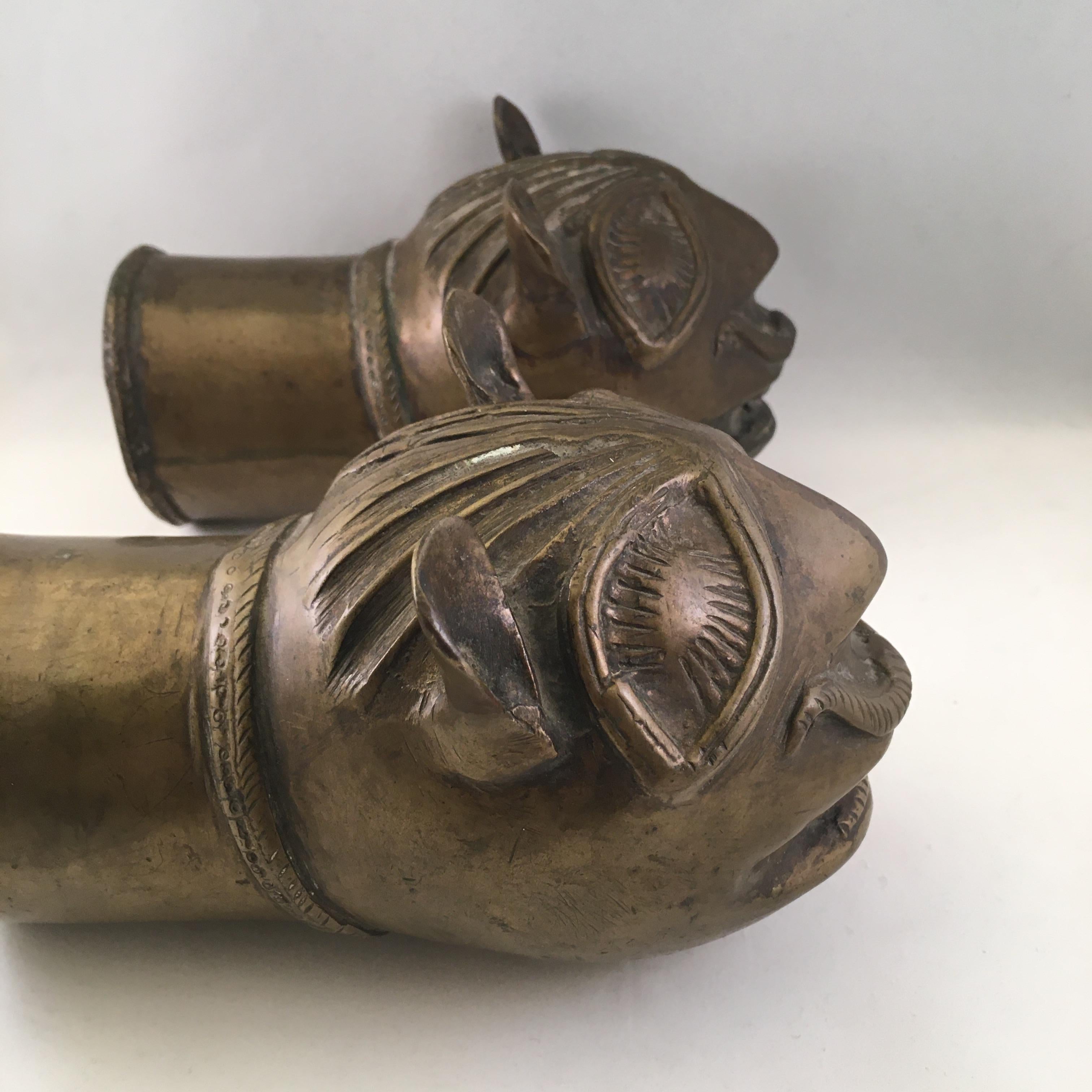 Realizzata a forma di animale, questa eccezionale coppia di terminali di palanchino in bronzo veniva utilizzata per adornare le estremità dei pali del palanchino o palki. Questi mezzi di trasporto a lettiga sono stati utilizzati in India per secoli