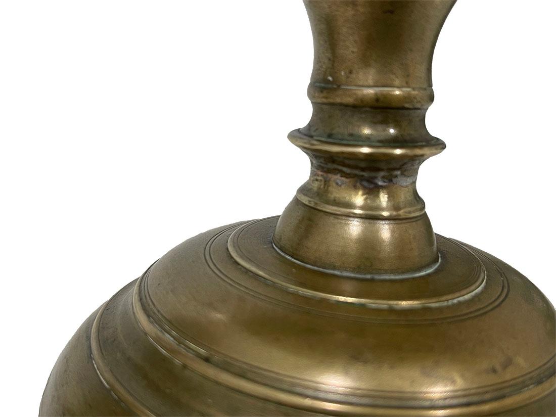 Candelieri a penna VOC in bronzo del XVIII secolo in vendita 4