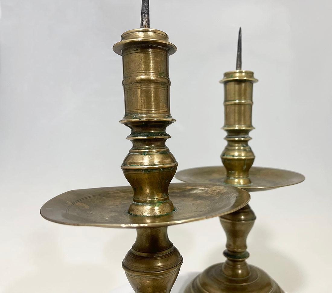 Olandese Candelieri a penna VOC in bronzo del XVIII secolo in vendita