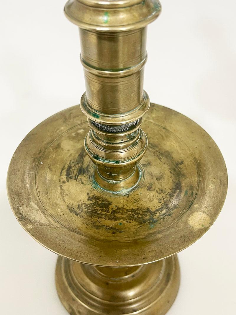 Fino al XVIII secolo Candelieri a penna VOC in bronzo del XVIII secolo in vendita