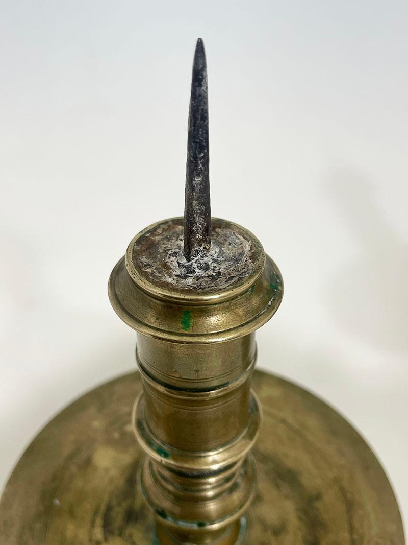 Bronzo Candelieri a penna VOC in bronzo del XVIII secolo in vendita