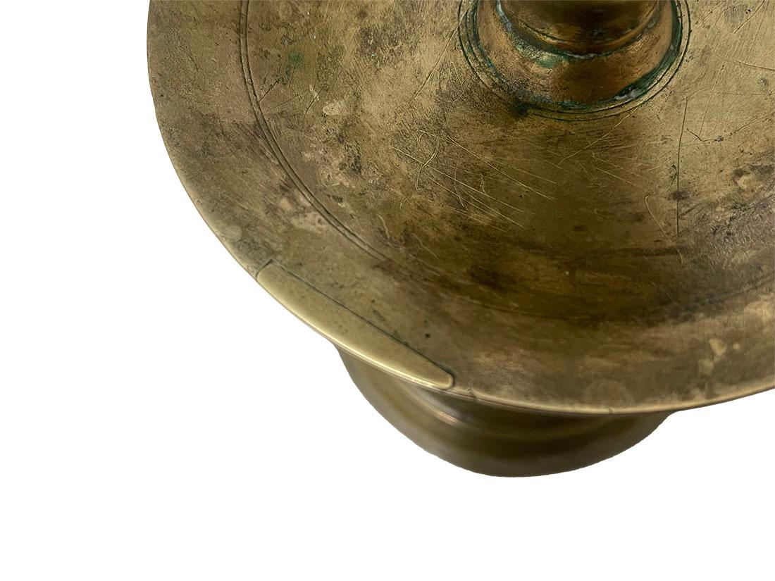 Candelieri a penna VOC in bronzo del XVIII secolo in vendita 3