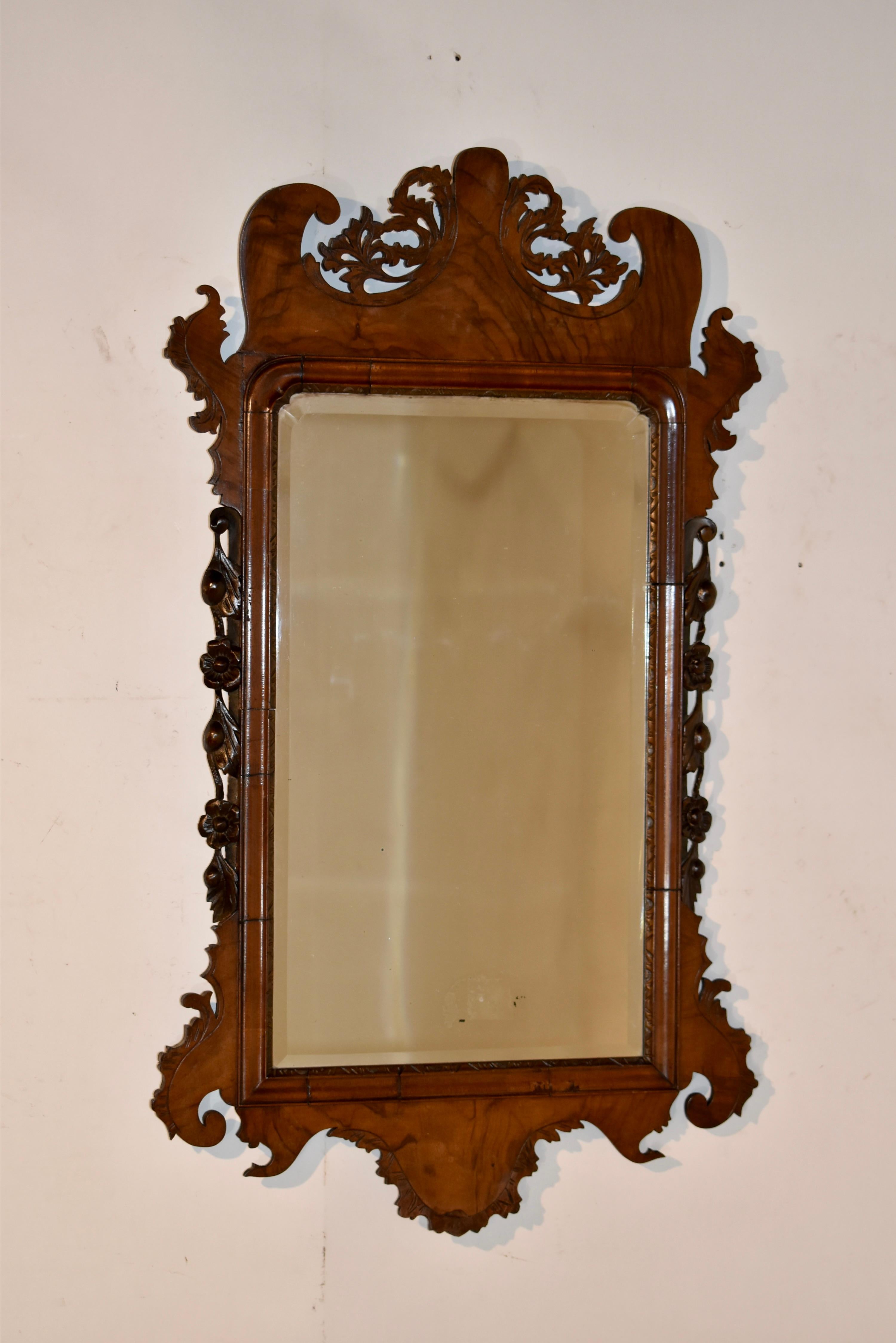 Miroir Chippendale du 18e siècle en ronce de noyer en vente 5