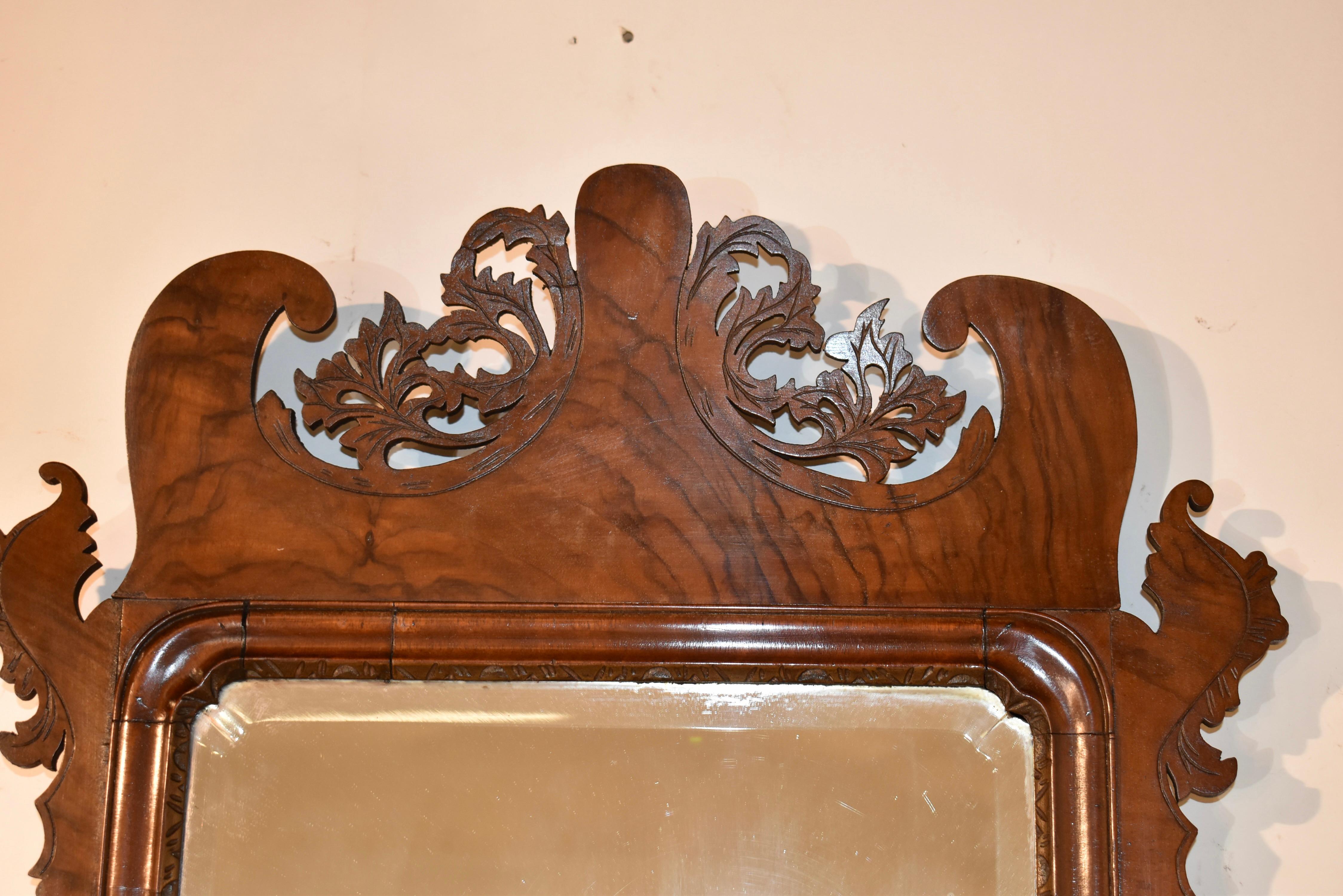 XVIIIe siècle et antérieur Miroir Chippendale du 18e siècle en ronce de noyer en vente