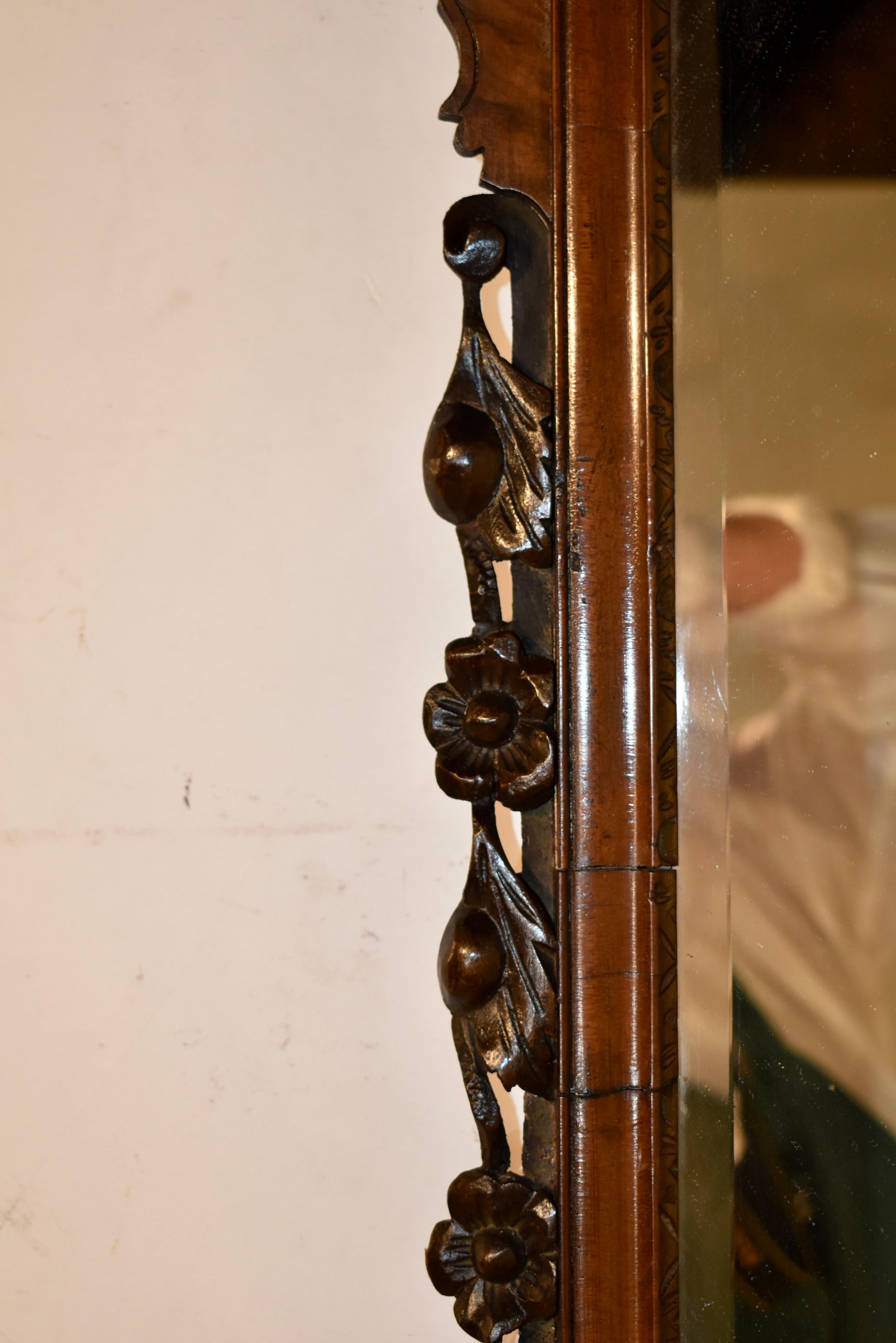 Miroir Chippendale du 18e siècle en ronce de noyer en vente 1