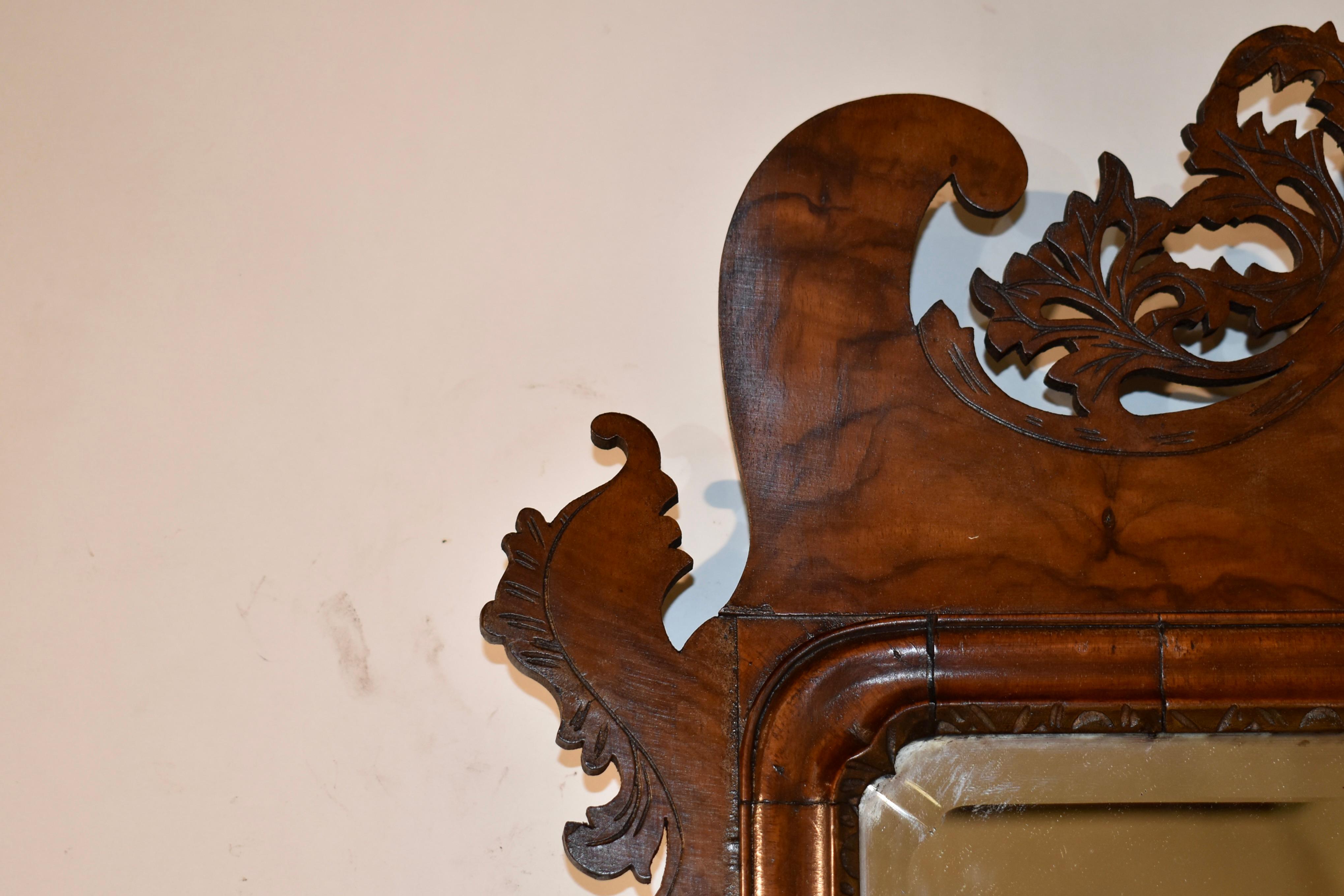 Miroir Chippendale du 18e siècle en ronce de noyer en vente 2