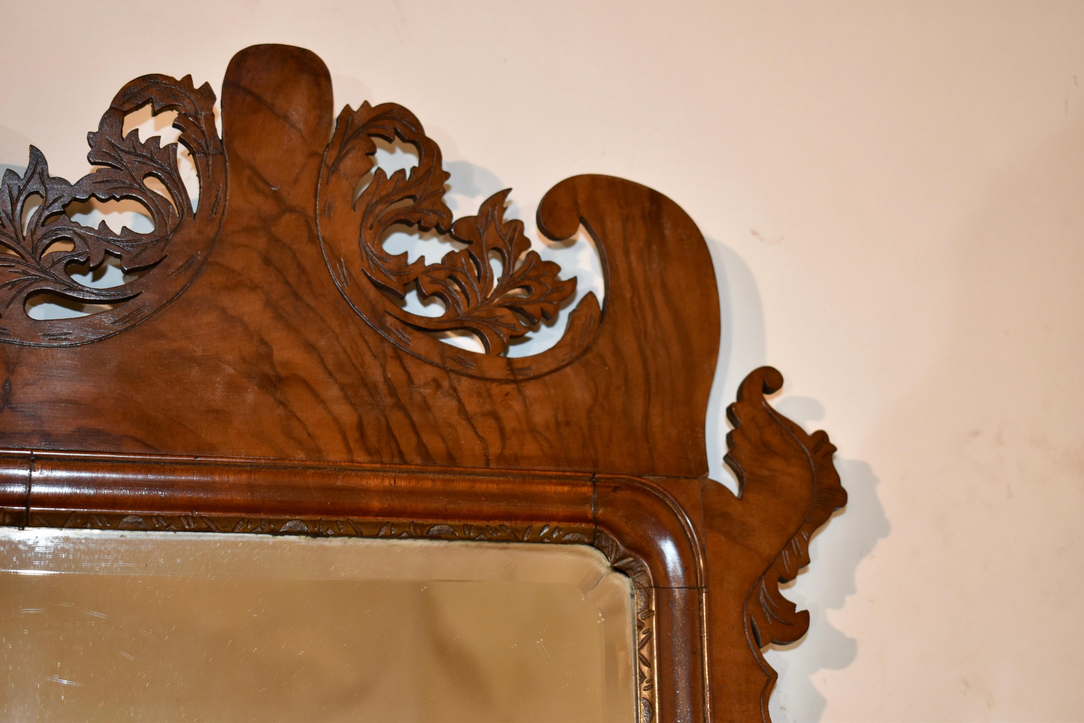 Miroir Chippendale du 18e siècle en ronce de noyer en vente 4