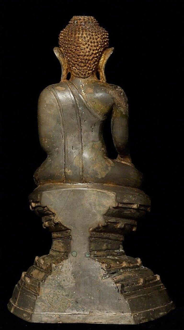 MATERIAL: Bronze
32,5 cm hoch 
Gewicht: 4,143 kg
Mit Spuren der originalen 24 krt. Vergoldung
Shan (Tai Yai) Stil
Bhumisparsha Mudra
Mit Ursprung in Birma
18. Jahrhundert
