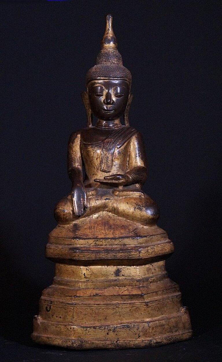 Material: bronze
45 cm high 
22 cm wide
Weight: 8 kgs
Gilded with 24 krt. gold
Ava style
Bhumisparsha mudra
Originating from Burma
18th century
Very special !
 