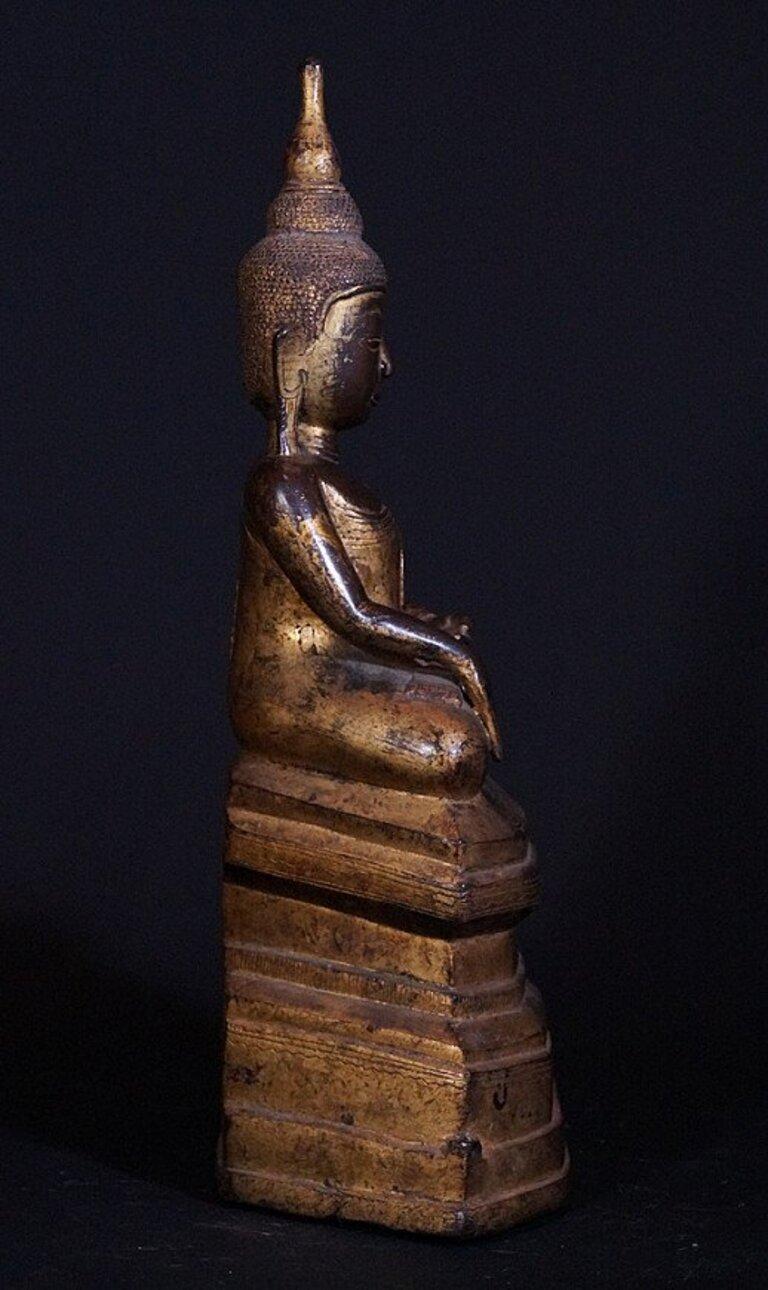 Bronze statue de Bouddha birman du XVIIIe siècle provenant de Birmanie en vente