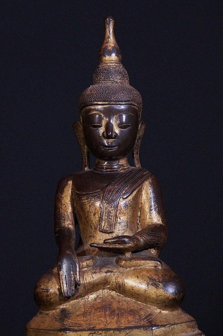 18th Century Burmese Buddha Statue from Burma For Sale 3