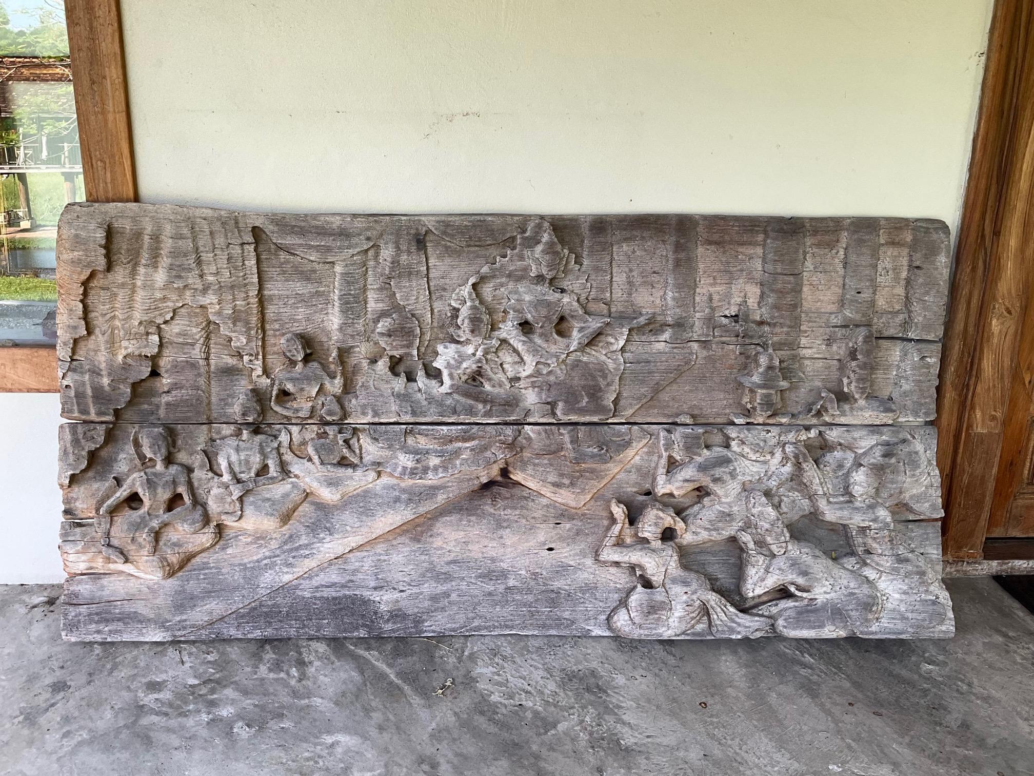 Ce panneau en teck sculpté de manière complexe représente une scène de la vie du Bouddha, faisant probablement partie d'une séquence narrative qui ornait autrefois l'intérieur d'un temple birman. La composition présente une figure centrale assise