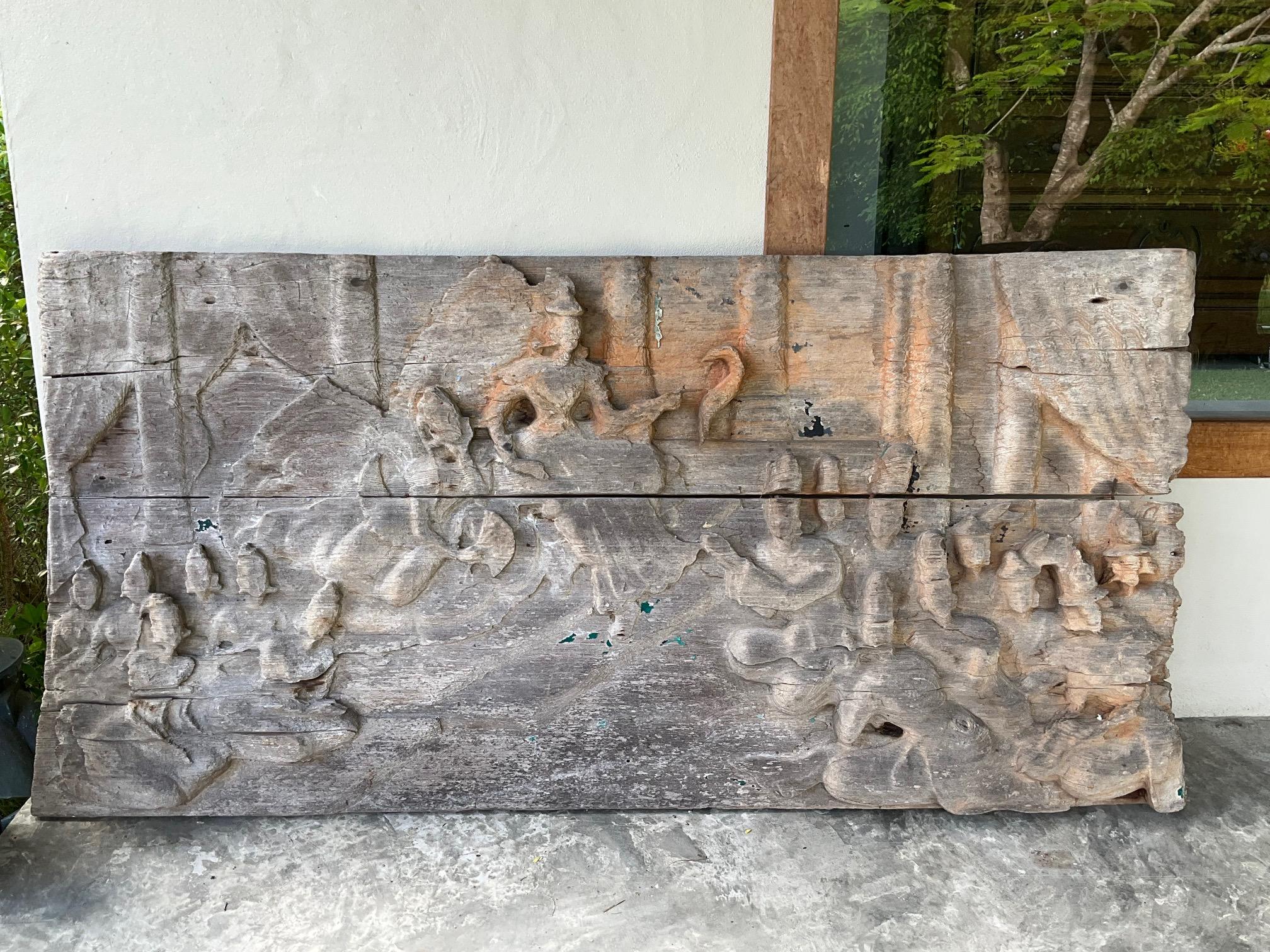 Ce panneau en teck sculpté de manière complexe représente une scène de la vie du Bouddha, faisant probablement partie d'une séquence narrative qui ornait autrefois l'intérieur d'un temple birman. La composition présente une figure centrale assise