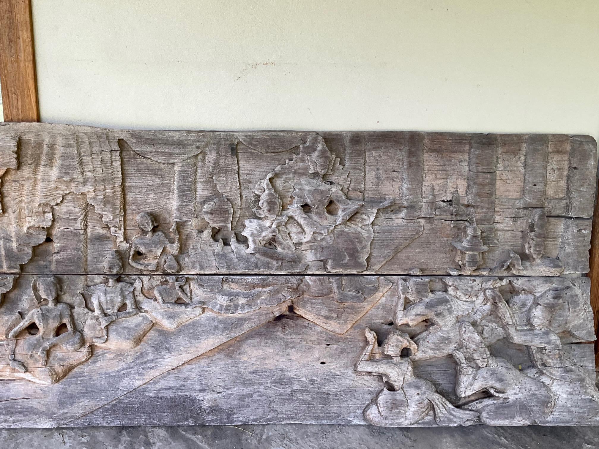 Birman Panneau en teck sculpté birman du XVIIIe siècle - Scène de la vie du Bouddha en vente
