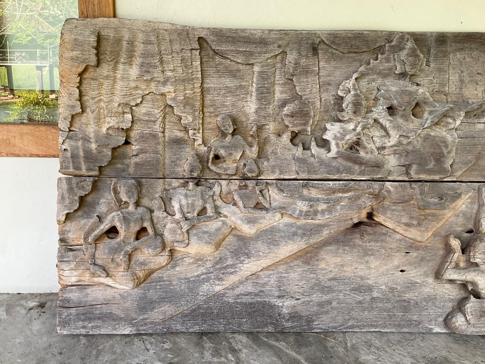 Sculpté à la main Panneau en teck sculpté birman du XVIIIe siècle - Scène de la vie du Bouddha en vente