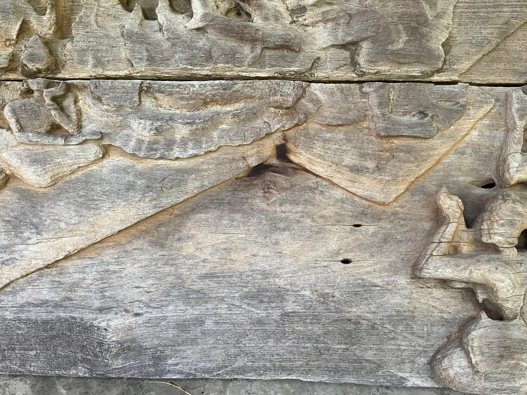 Teck Panneau en teck sculpté birman du XVIIIe siècle - Scène de la vie du Bouddha en vente
