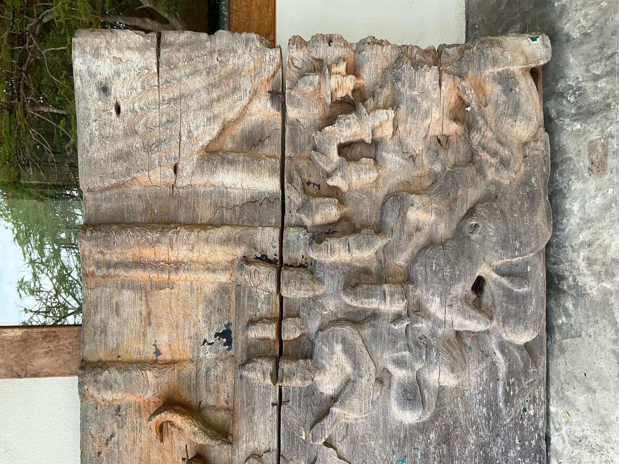 Panneau en teck sculpté birman du XVIIIe siècle - Scène de la vie du Bouddha en vente 1